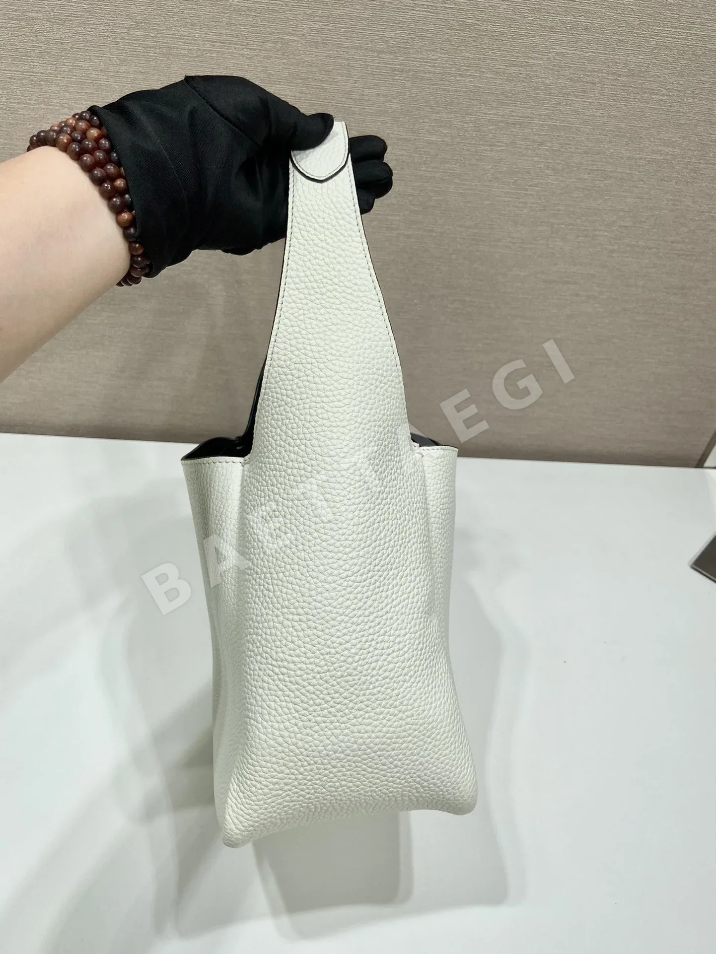 프라다 카프스킨 버킷 토트백 1BC127 상세 이미지 6