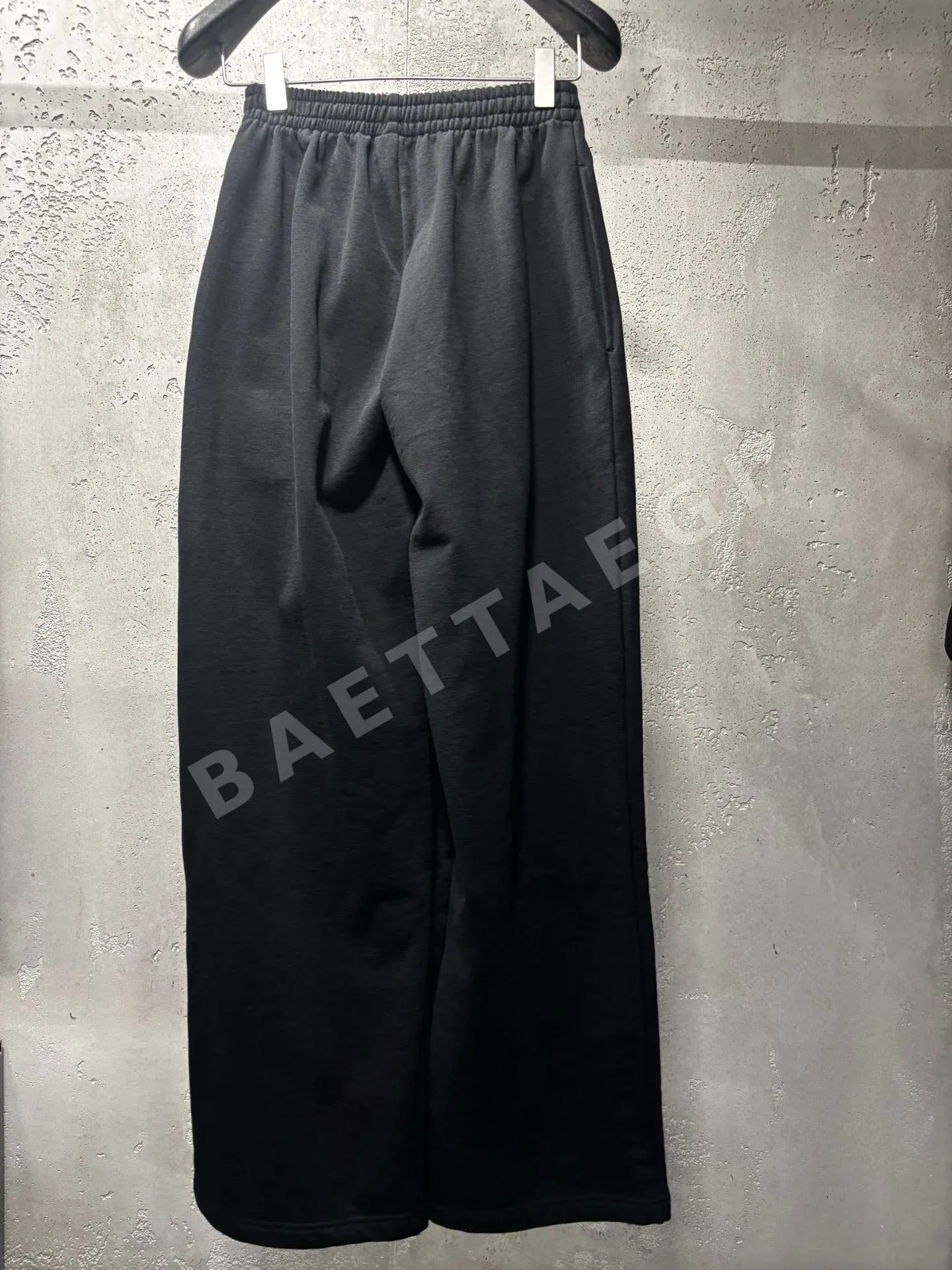 발렌시아가 그래픽 디테일 남성 바지 상세 이미지 3