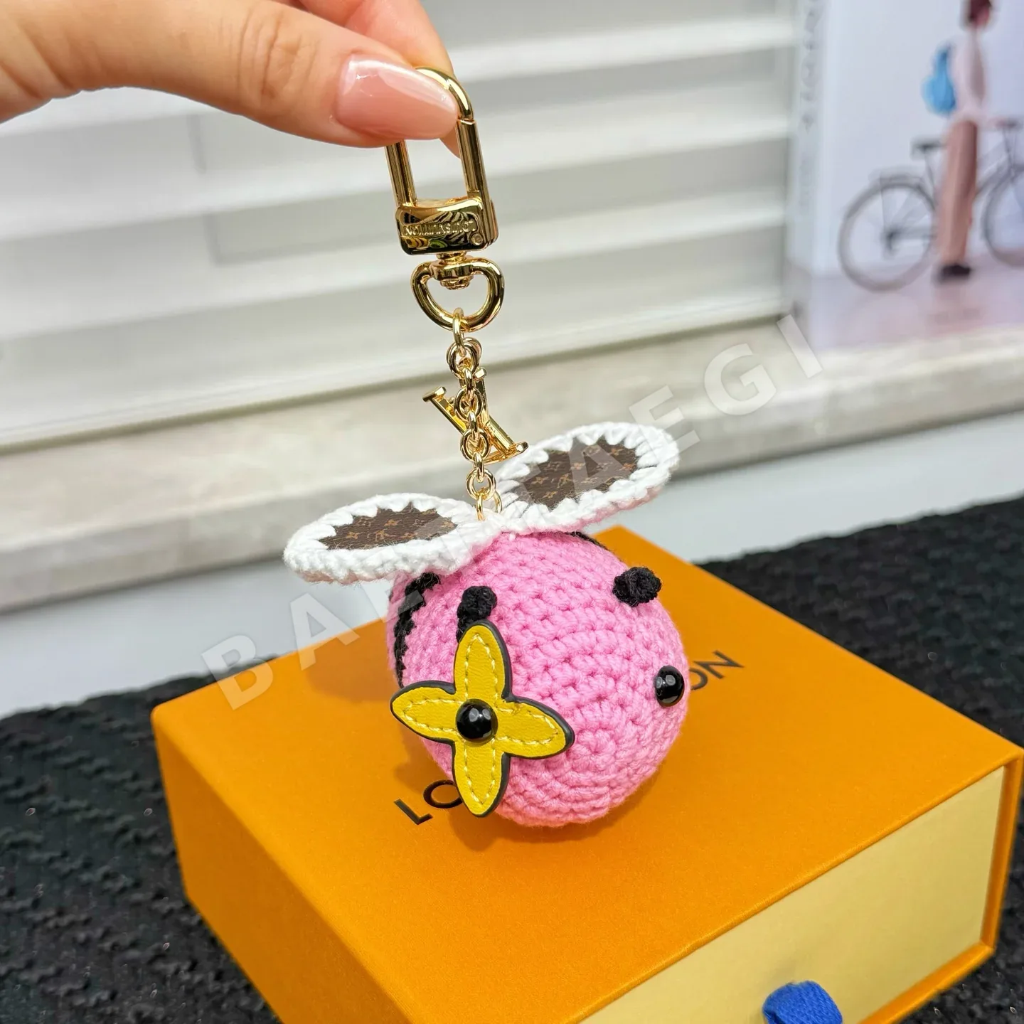 루이비통 비 LV 크로쉐 벌 모티프 키링 상세 이미지 5