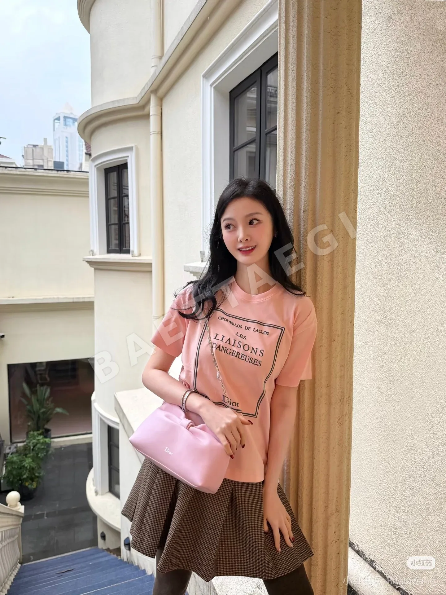 디올 여성 로고 프레임 라운드넥 반팔 티셔츠 상세 이미지 2