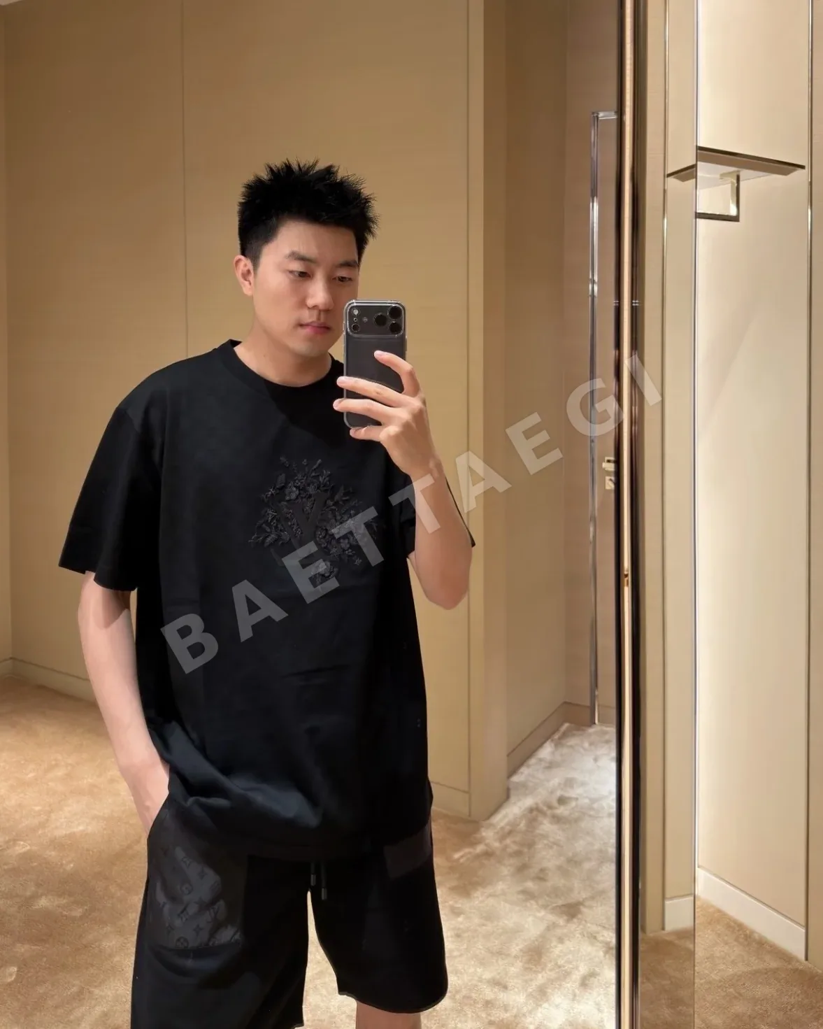 루이비통 자수 로고 반팔 티셔츠 상세 이미지 8