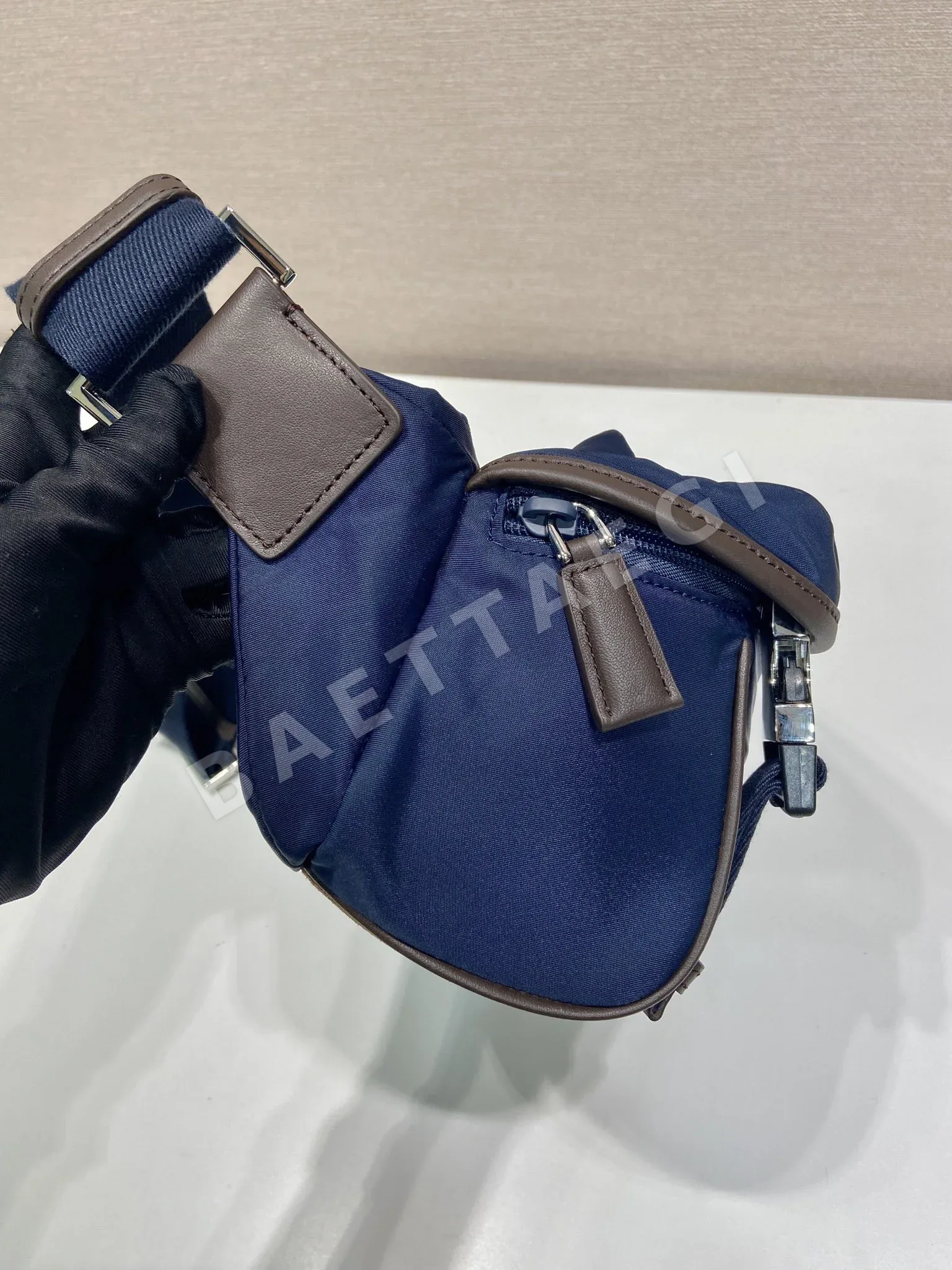 프라다 스웨이드 메신저백 2VH171 상세 이미지 5