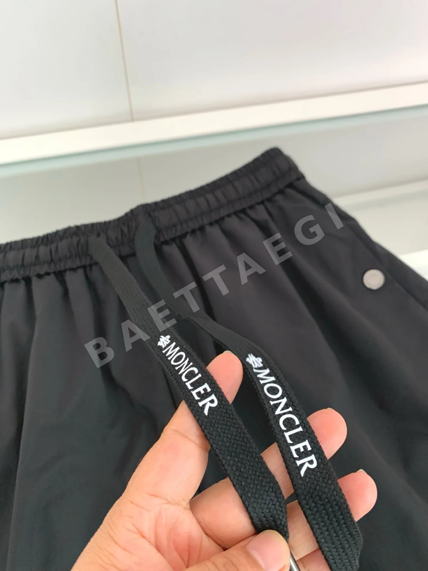 몽클레르 드로스트링 메시 포켓 남성 반바지 상세 이미지 5
