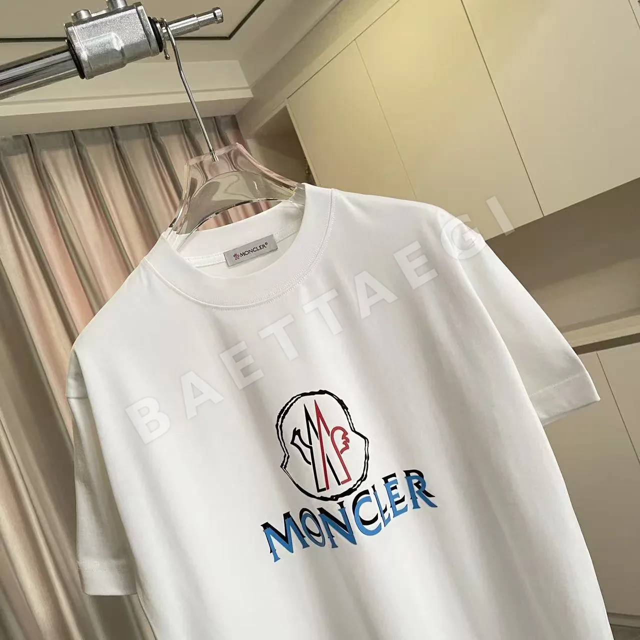 몽클레르 로고 플로키 가공 반팔 티셔츠 상세 이미지 3