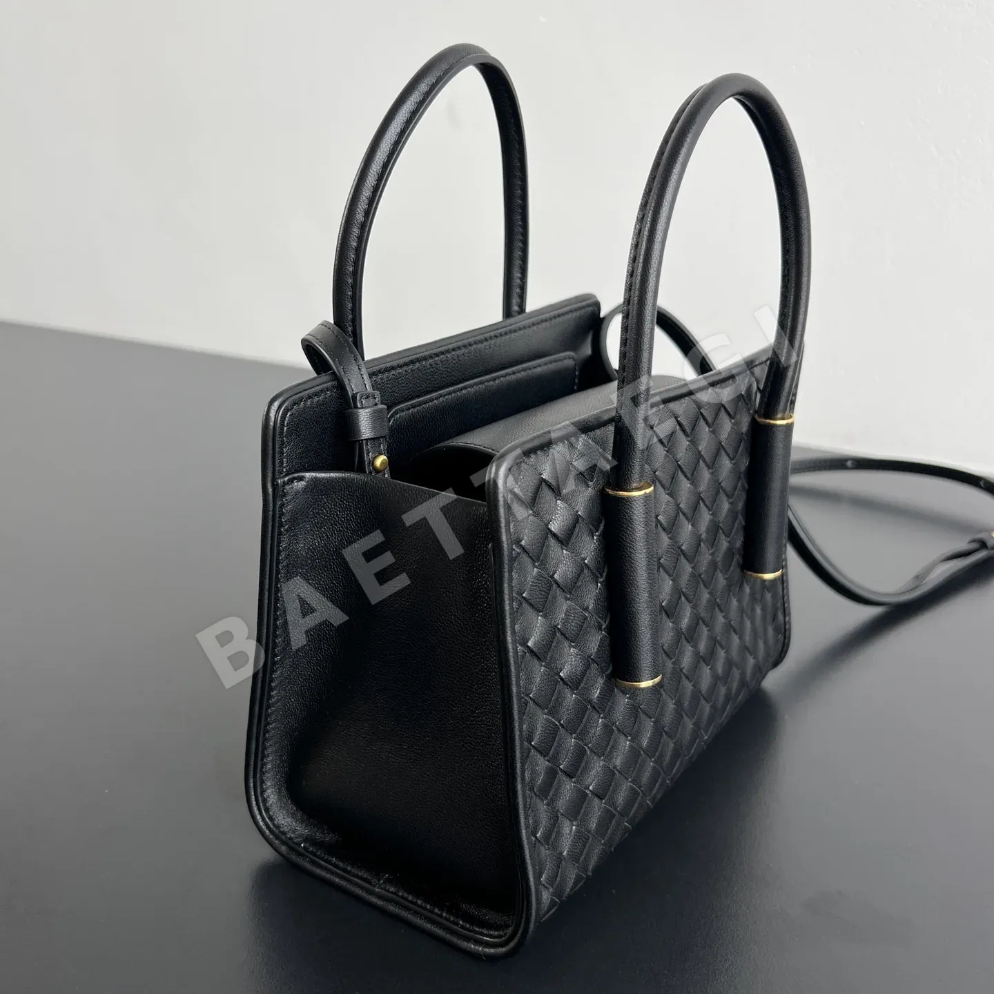 보테가베네타 바바라 미니 램스킨 핸드백 상세 이미지 2