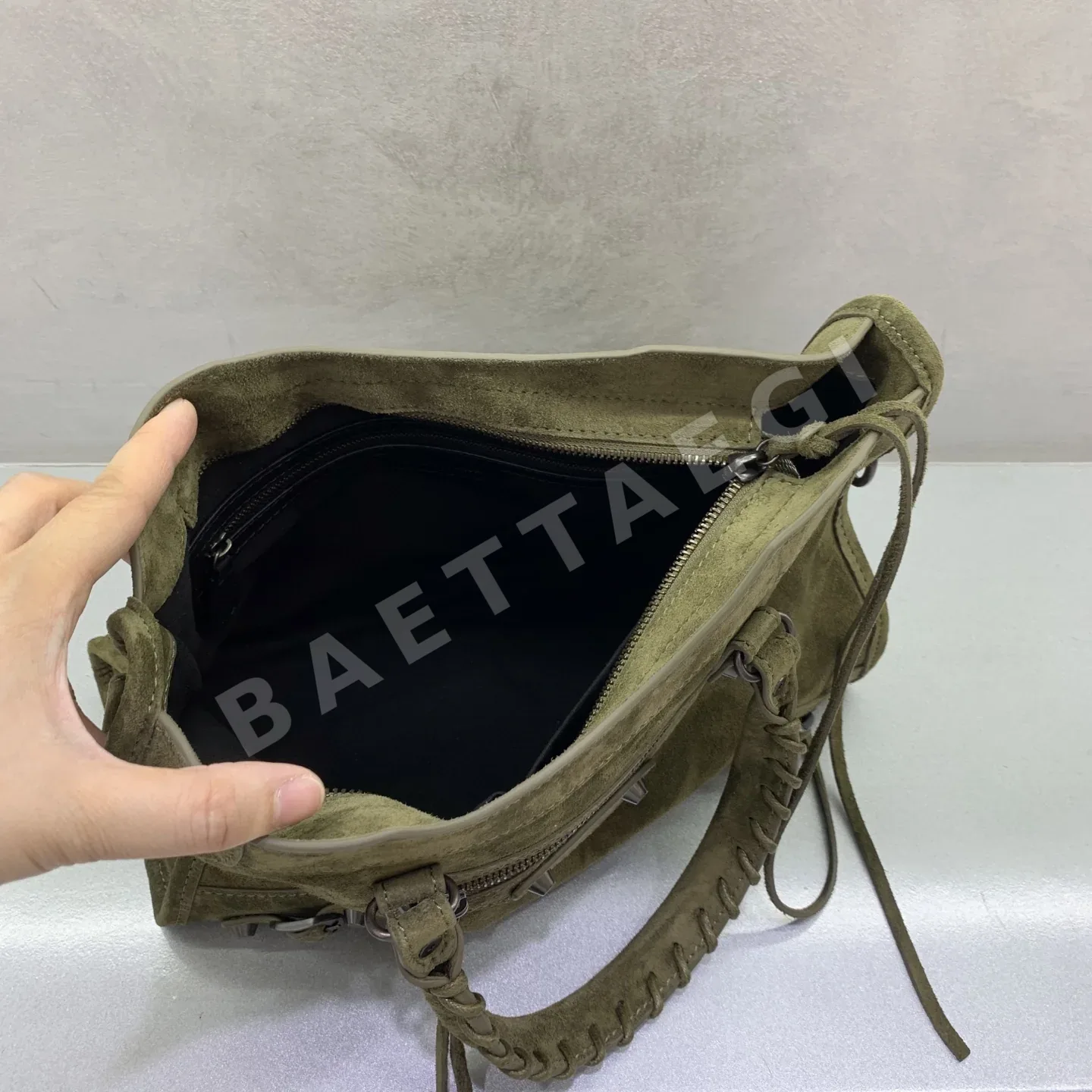 발렌시아가 프로스티드 다크 그린 미디엄 르 시티 핸드백 상세 이미지 7