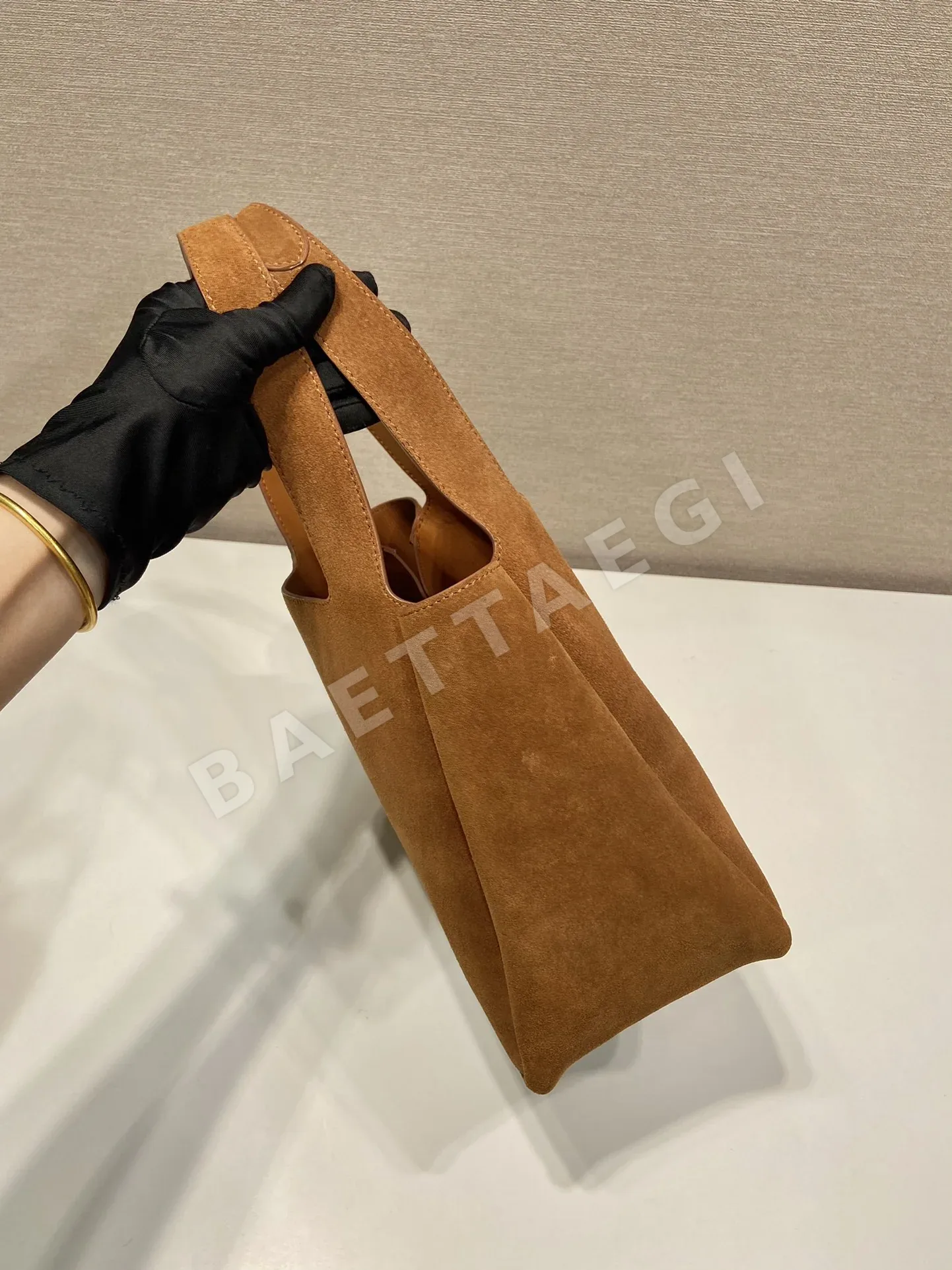 프라다 스웨이드 라지 버킷백 1BG335 상세 이미지 5
