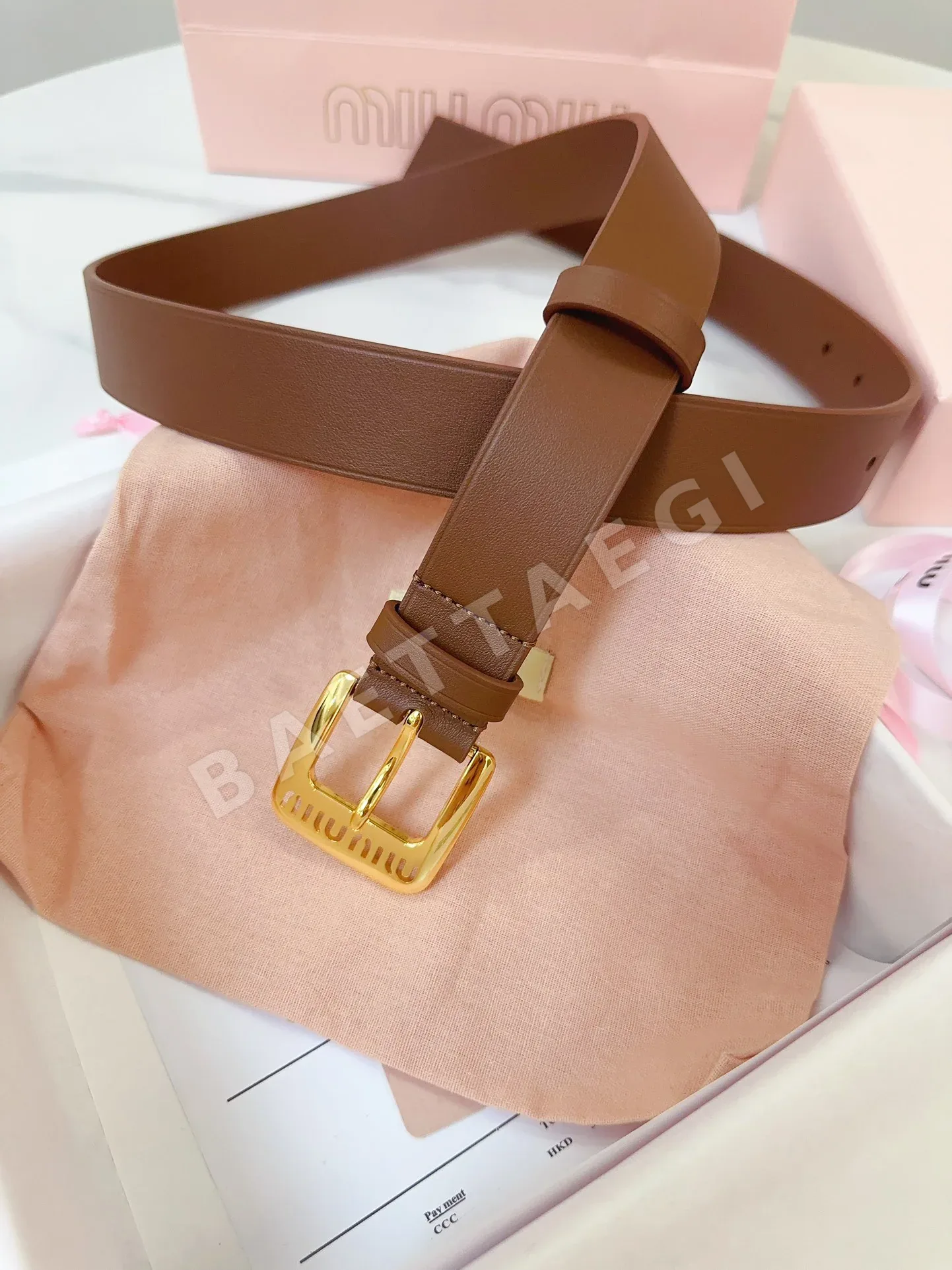 미우미우 카프스킨 골드 스퀘어 핀버클 벨트 상세 이미지 4