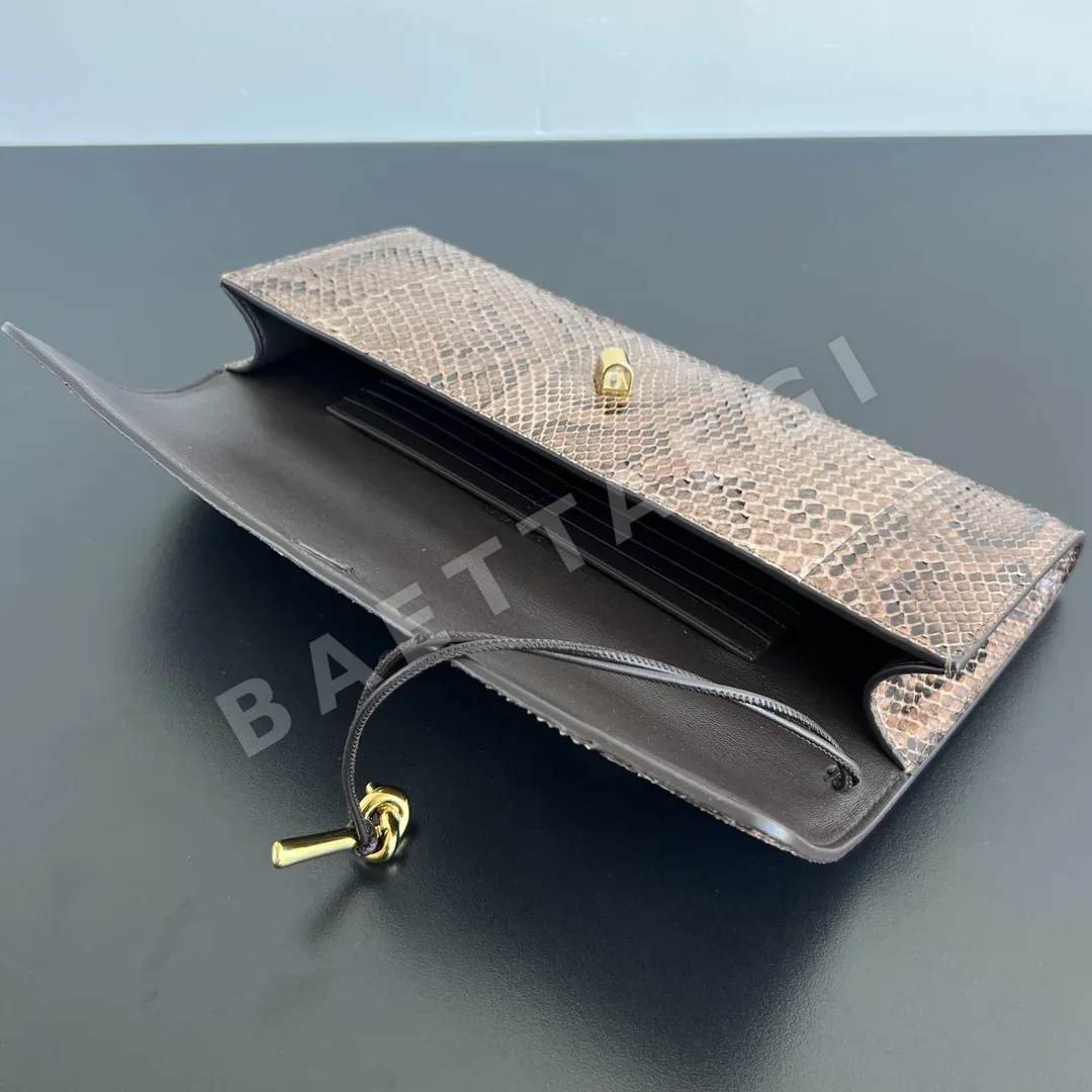 보테가베네타 스네이크스킨 클러치백 상세 이미지 5