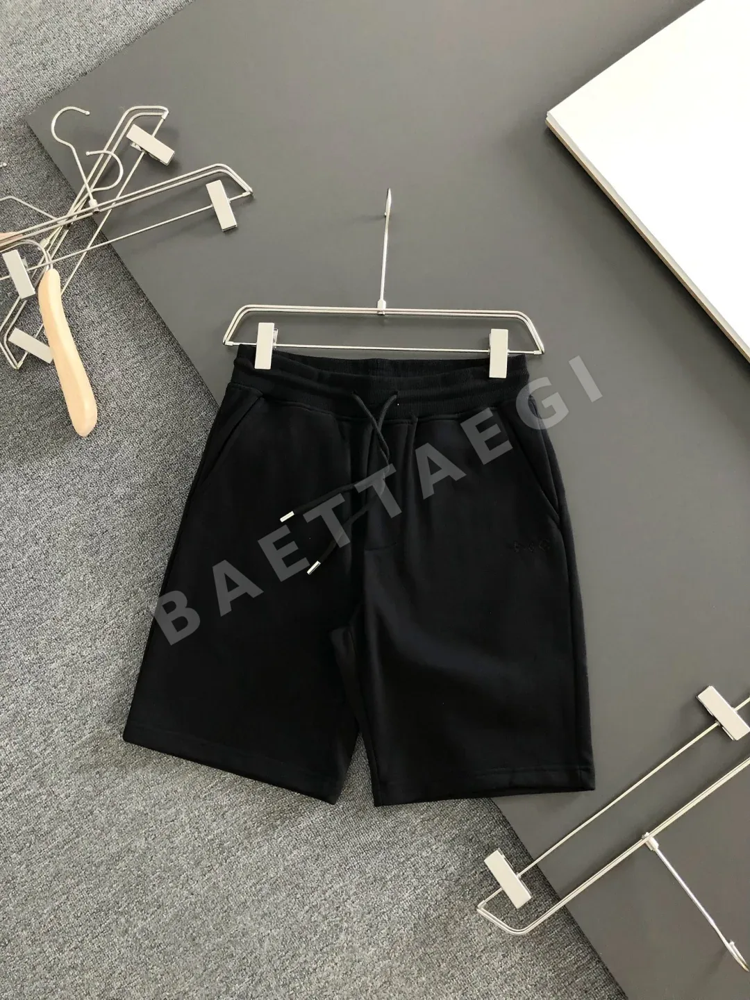 루이비통 자수 로고 드로스트링 남성 반바지
