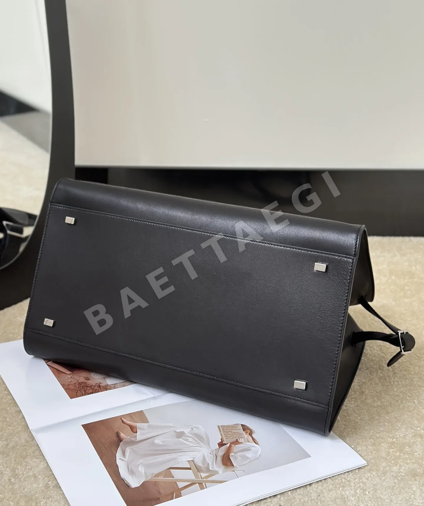 더로우 마르구 새들 가죽 핸드백 상세 이미지 3
