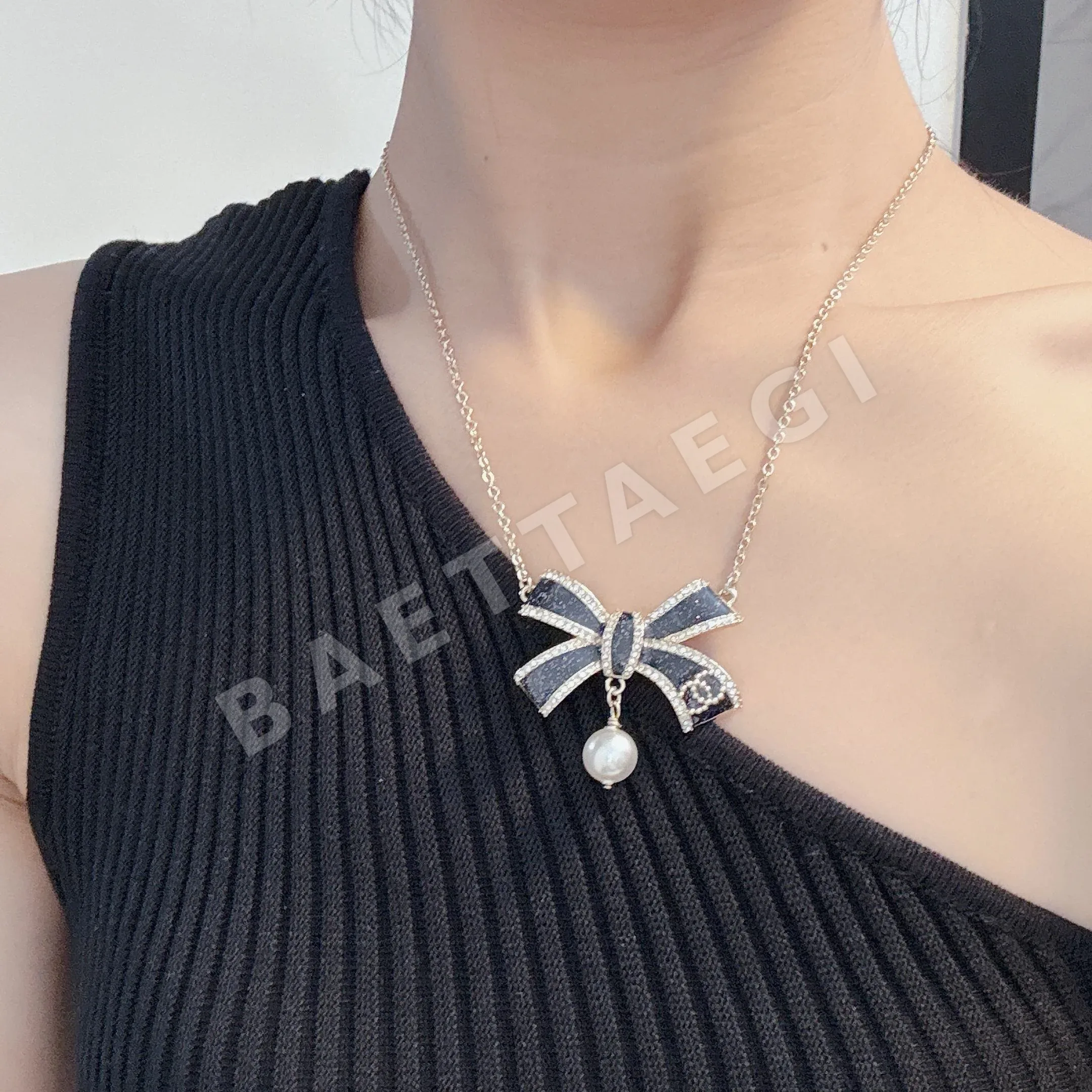 샤넬 로고 장식 목걸이 상세 이미지 1
