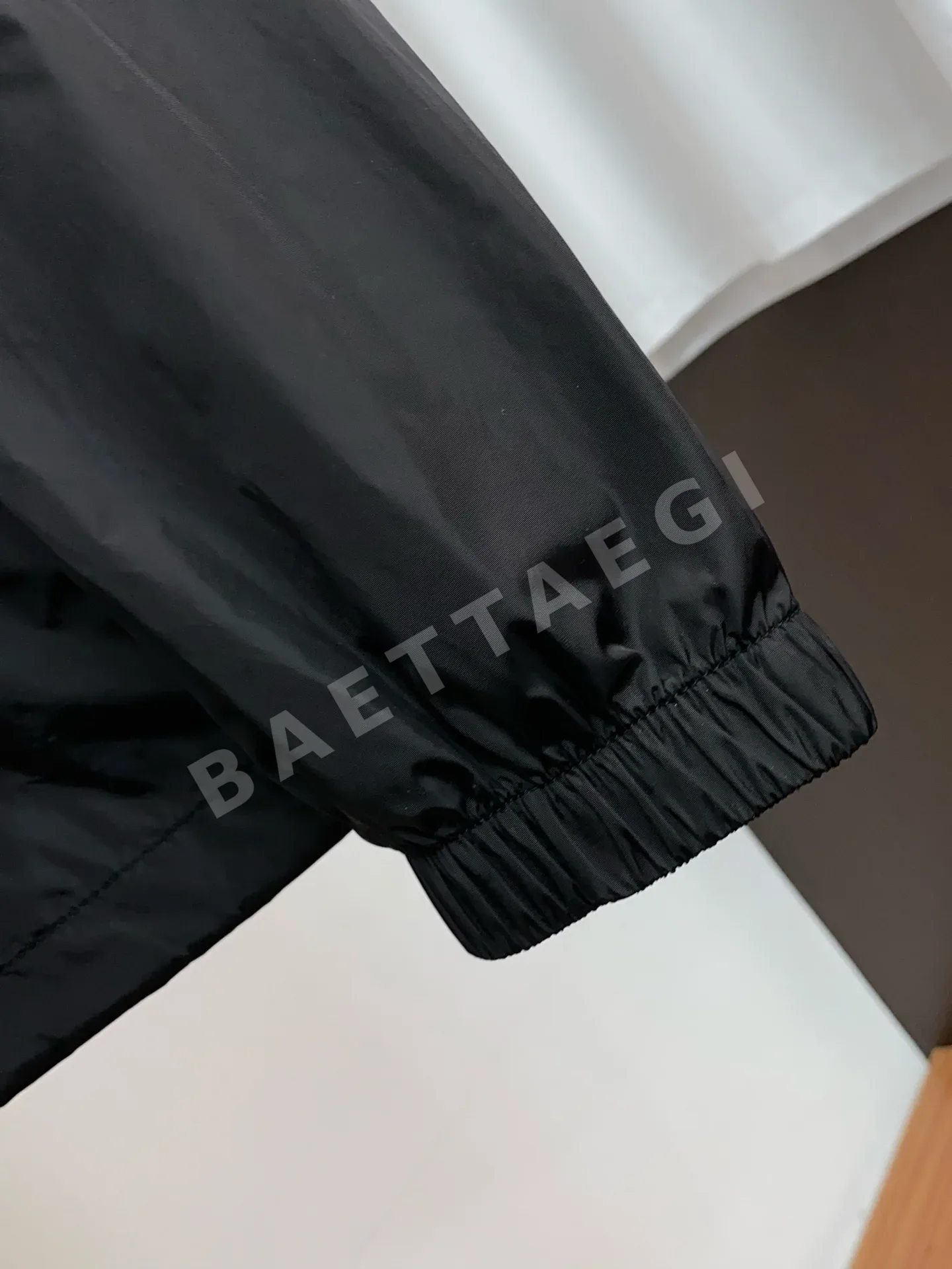 프라다 슬림핏 남성 캐주얼 후드 재킷 P375 상세 이미지 5