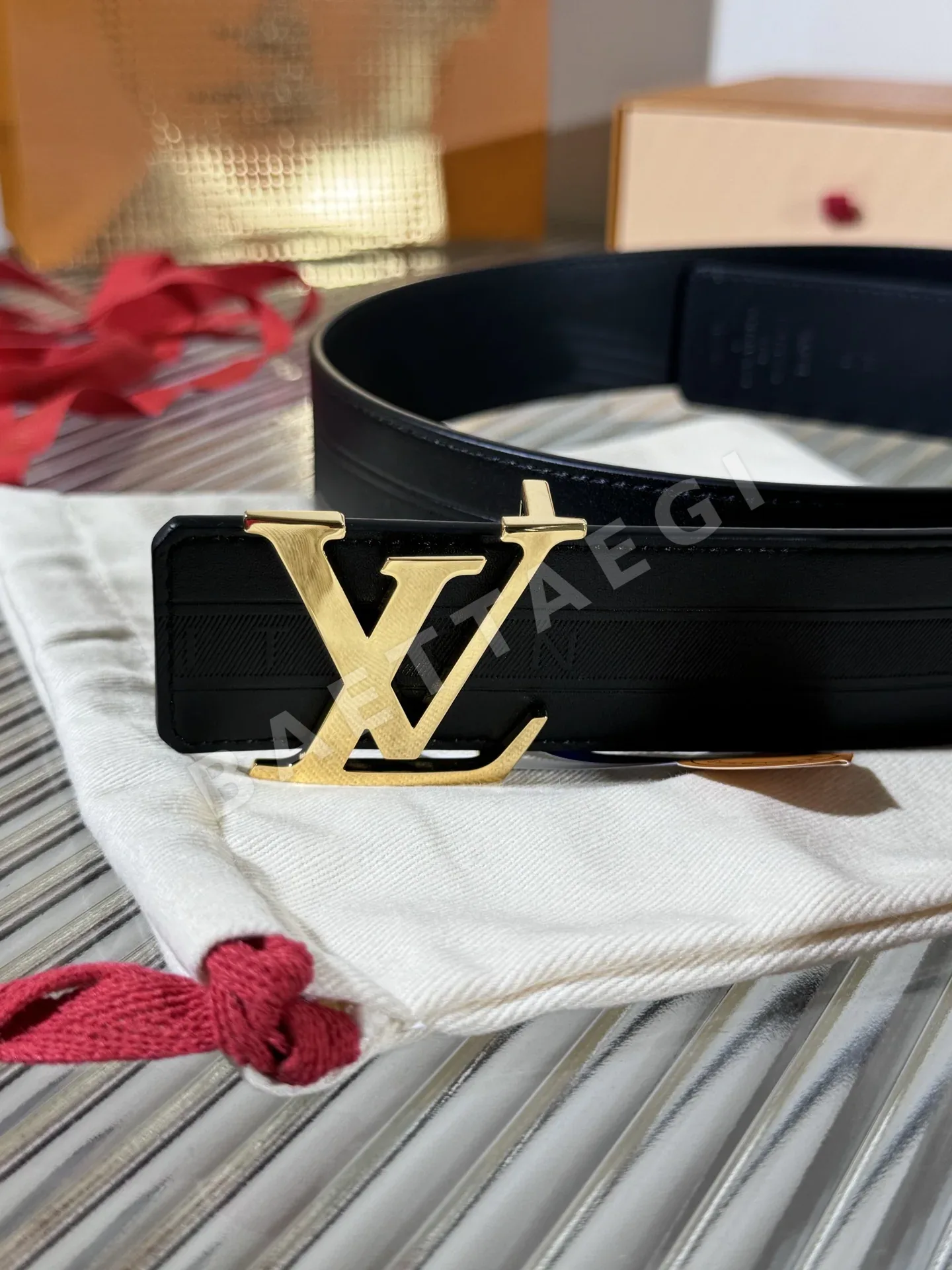 루이비통 LV 이니셜 트리옹 가죽 벨트 상세 이미지 3