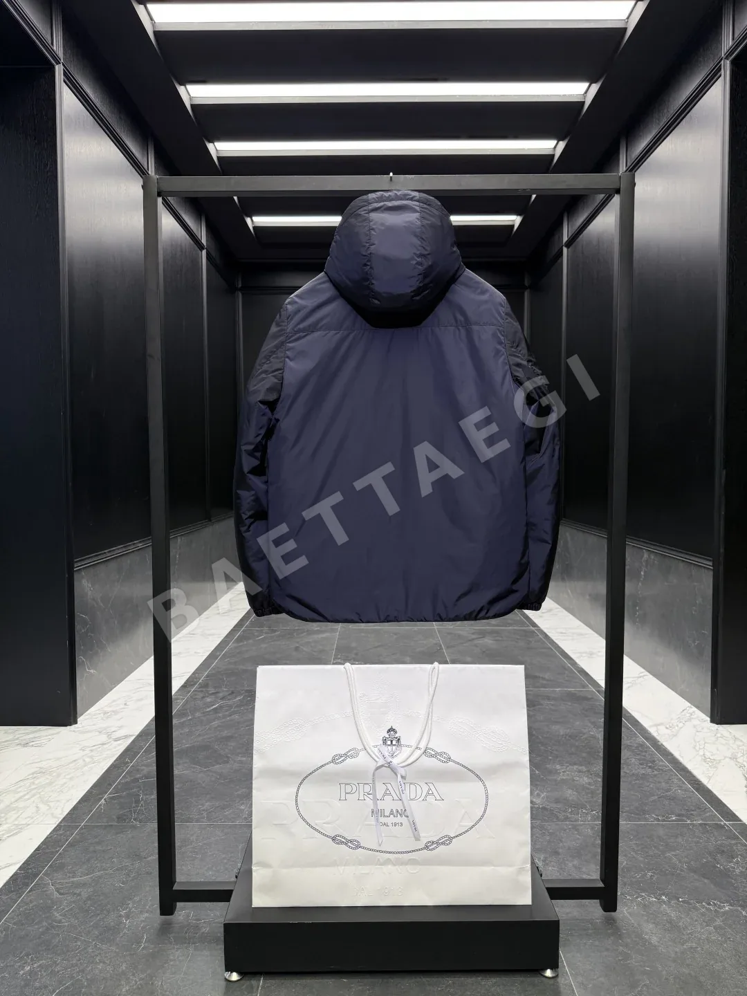 프라다 리나일론 구스다운 남성 패딩 재킷 상세 이미지 9