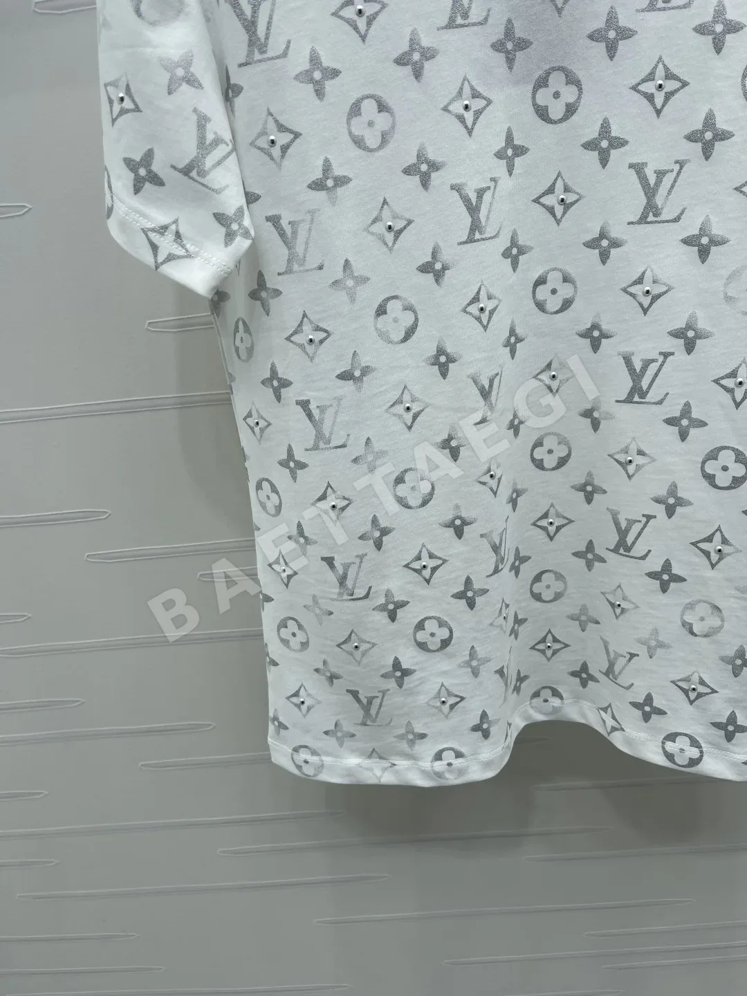 루이비통 4 잎클로버 비즈 장식 여성 반팔 티셔츠 상세 이미지 5