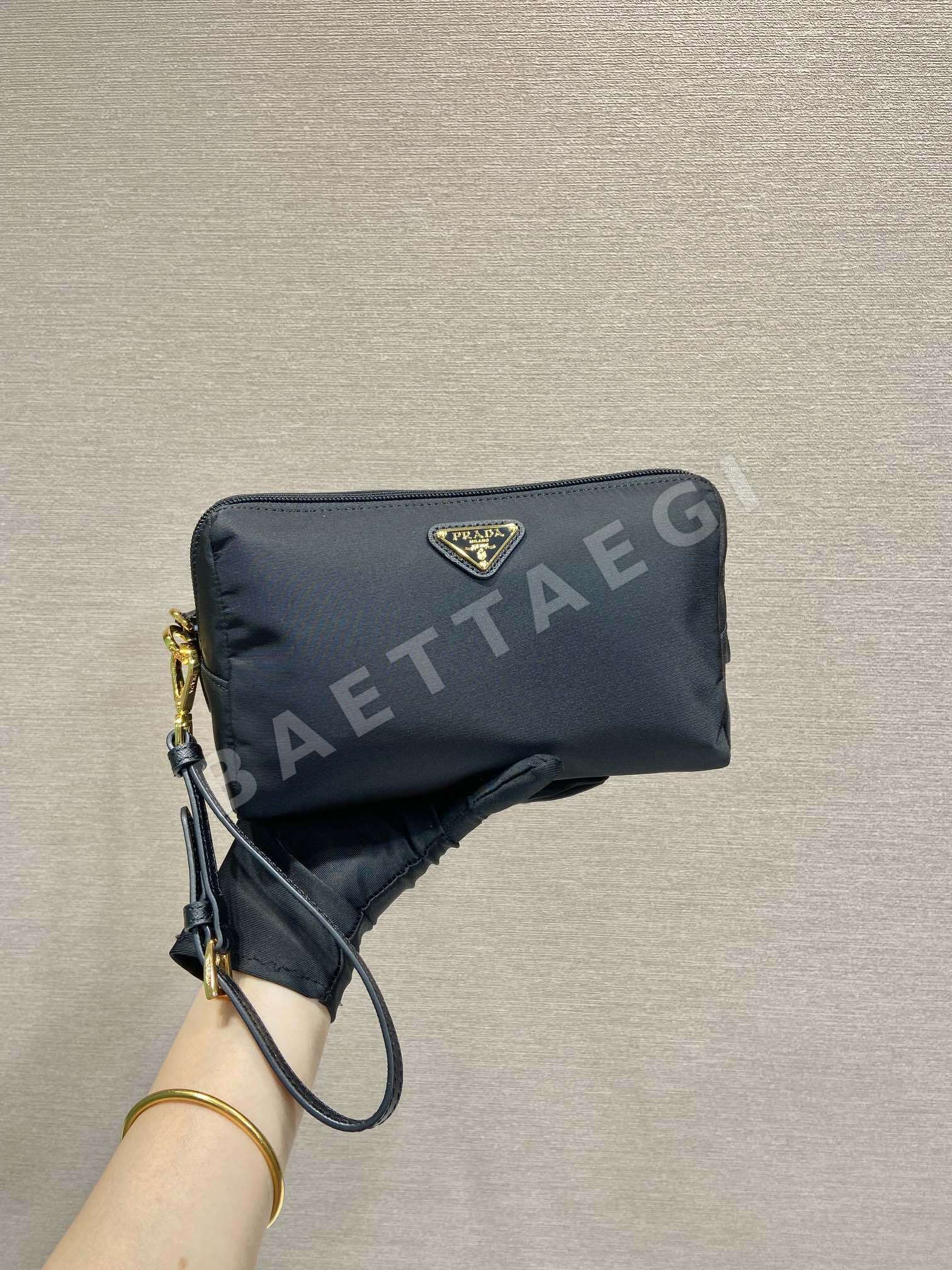 프라다 나일론 미니 손목 스트랩 가방 1NS693