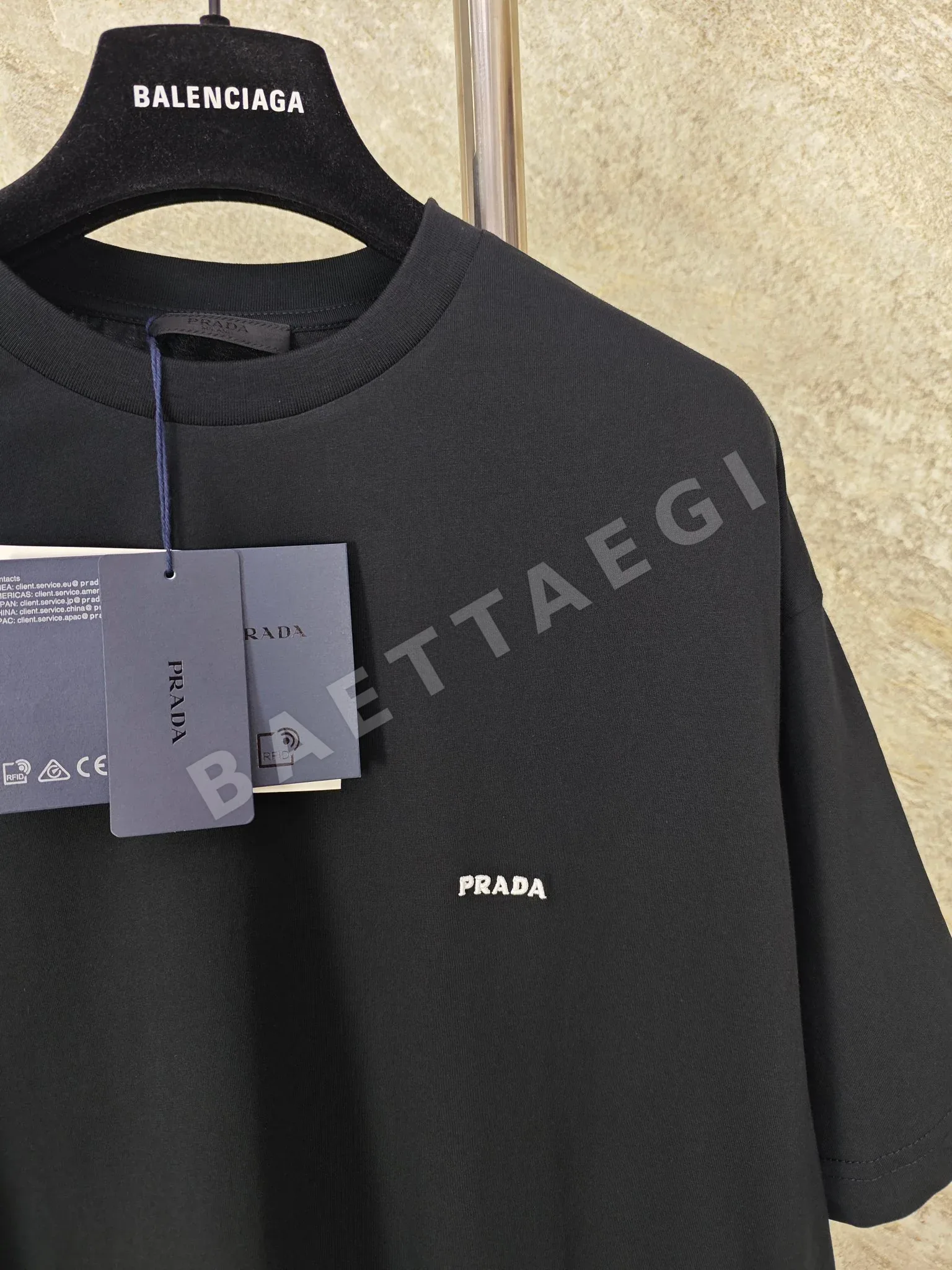 프라다 로고 자수 크루넥 남성 반팔 셔츠 상세 이미지 4