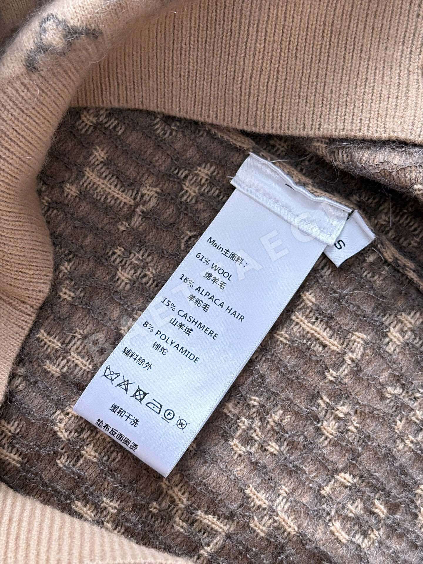루이비통 모헤어 모노그램 레터 가디건 상세 이미지 9