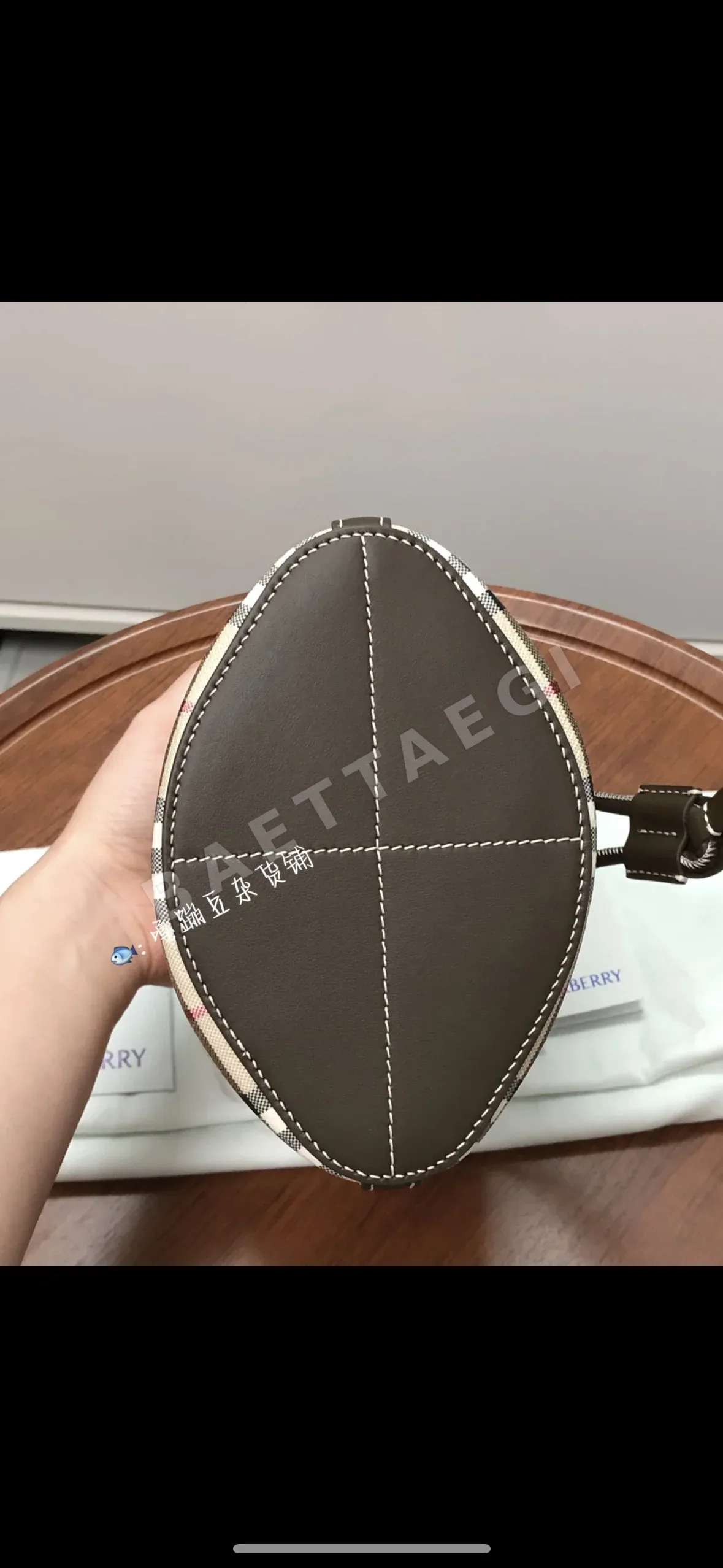 버버리 미니 버킷백 상세 이미지 6