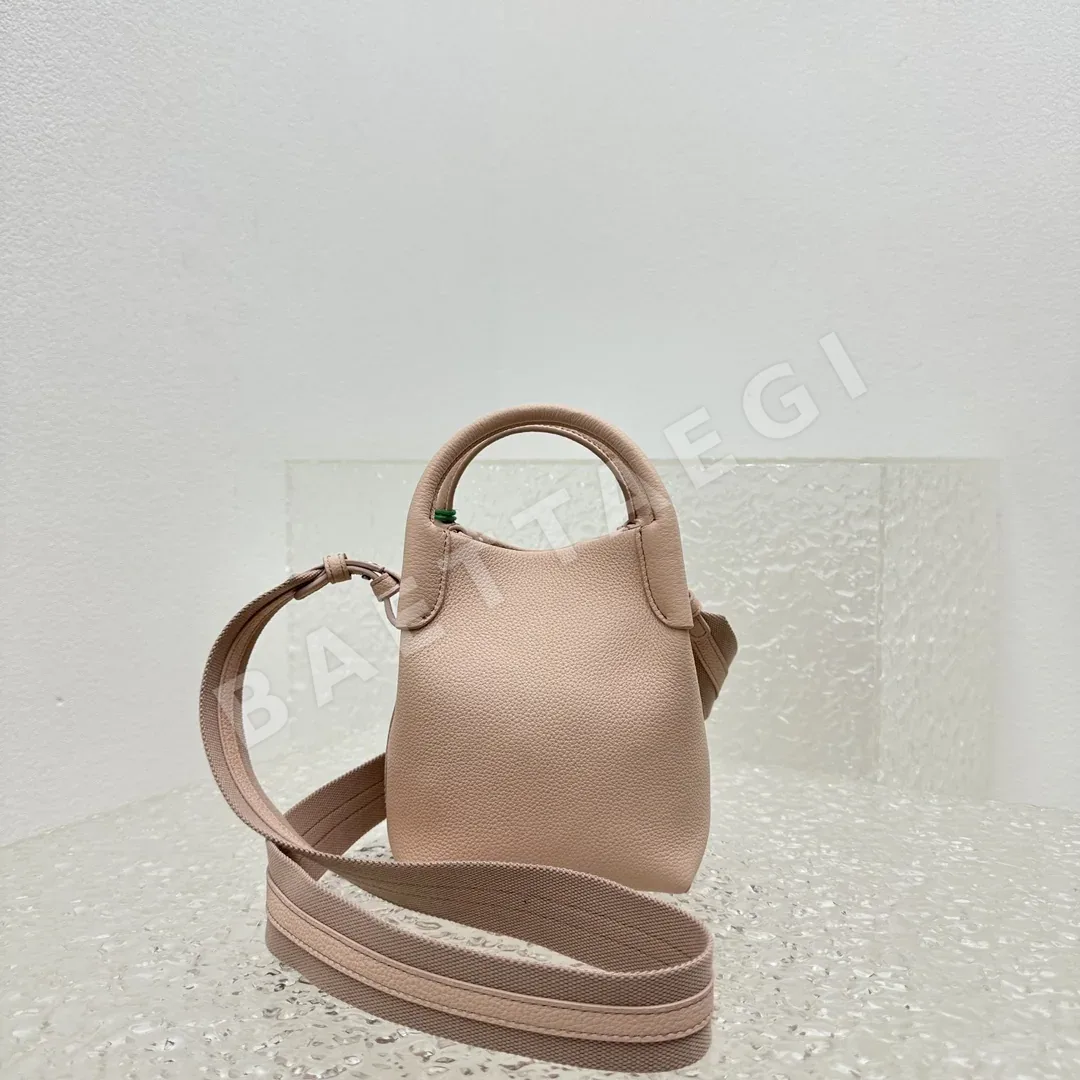 로로피아나 그레인 카프스킨 스몰 버킷백 상세 이미지 3