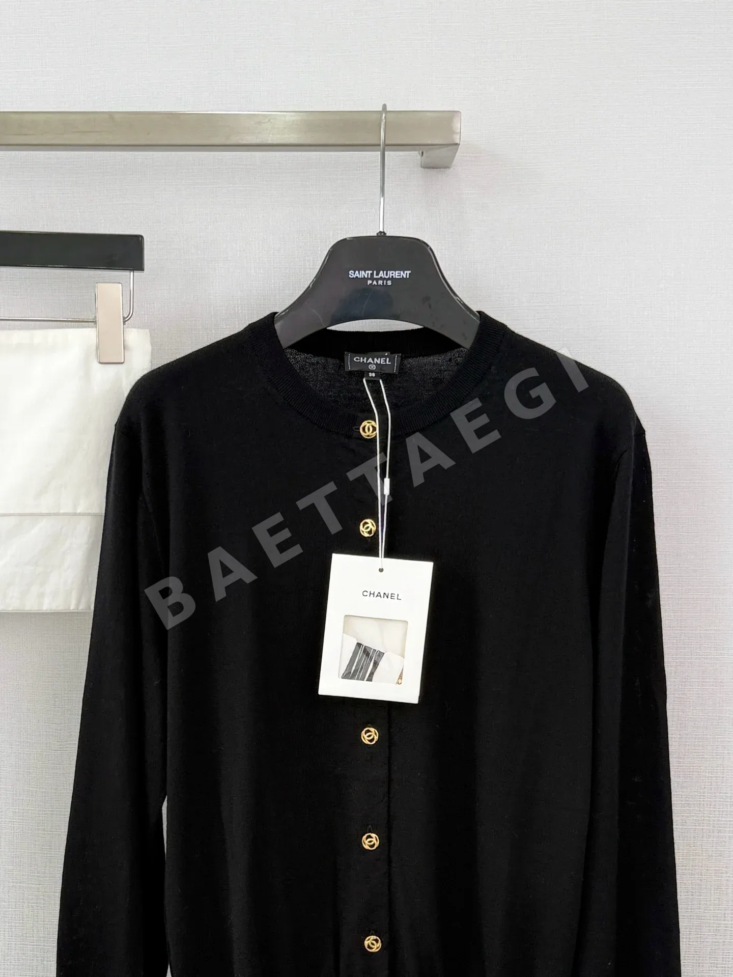 샤넬 26B 캐멀 크루넥 골드 버튼 가디건 상세 이미지 3