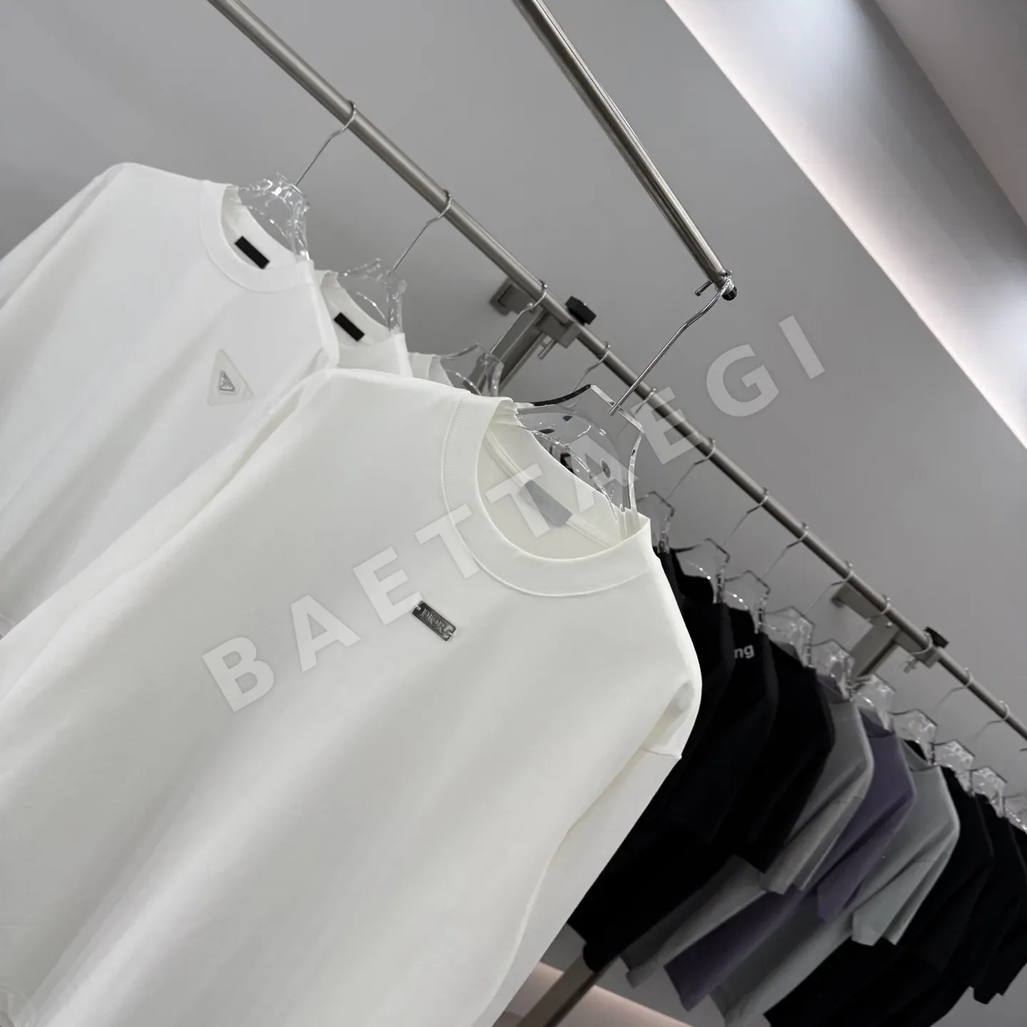 디올 메탈 로고 라운드넥 오버핏 긴팔 티셔츠 상세 이미지 3