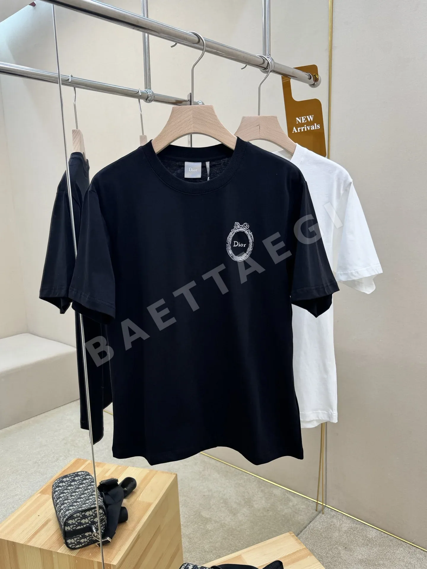 디올 자수 장식 남성 반팔 티셔츠 상세 이미지 2