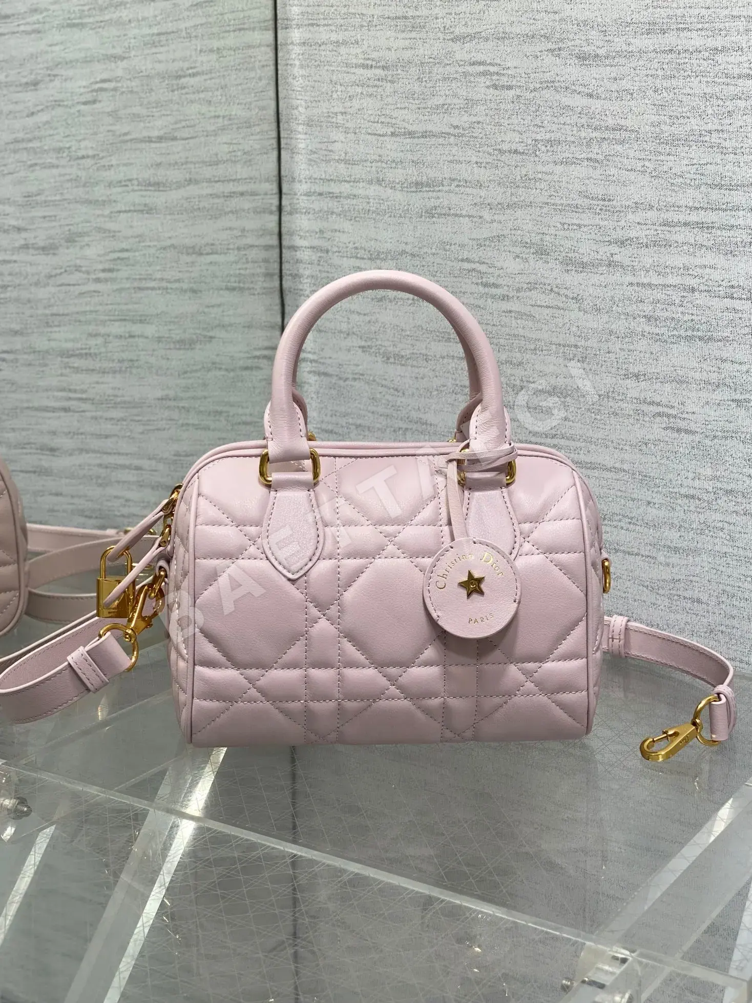 디올 그루브 20 필로우 가죽 숄더백 196878