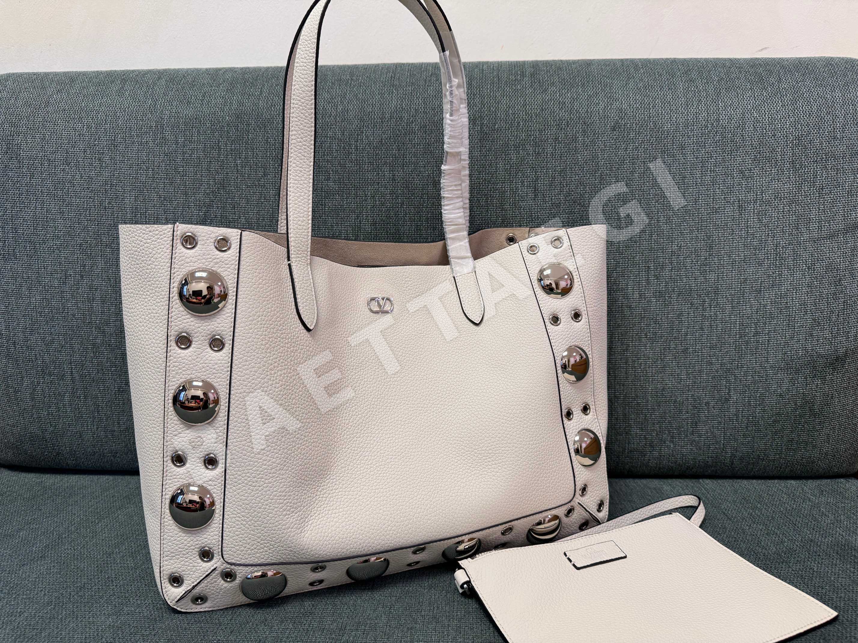 발렌티노 V로고 3177 카프스킨 토트백 레플리카