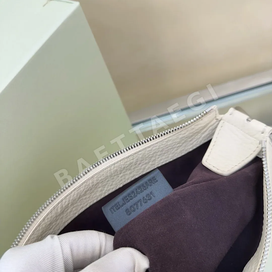 버버리 나이트 워리어 가죽 백 상세 이미지 8
