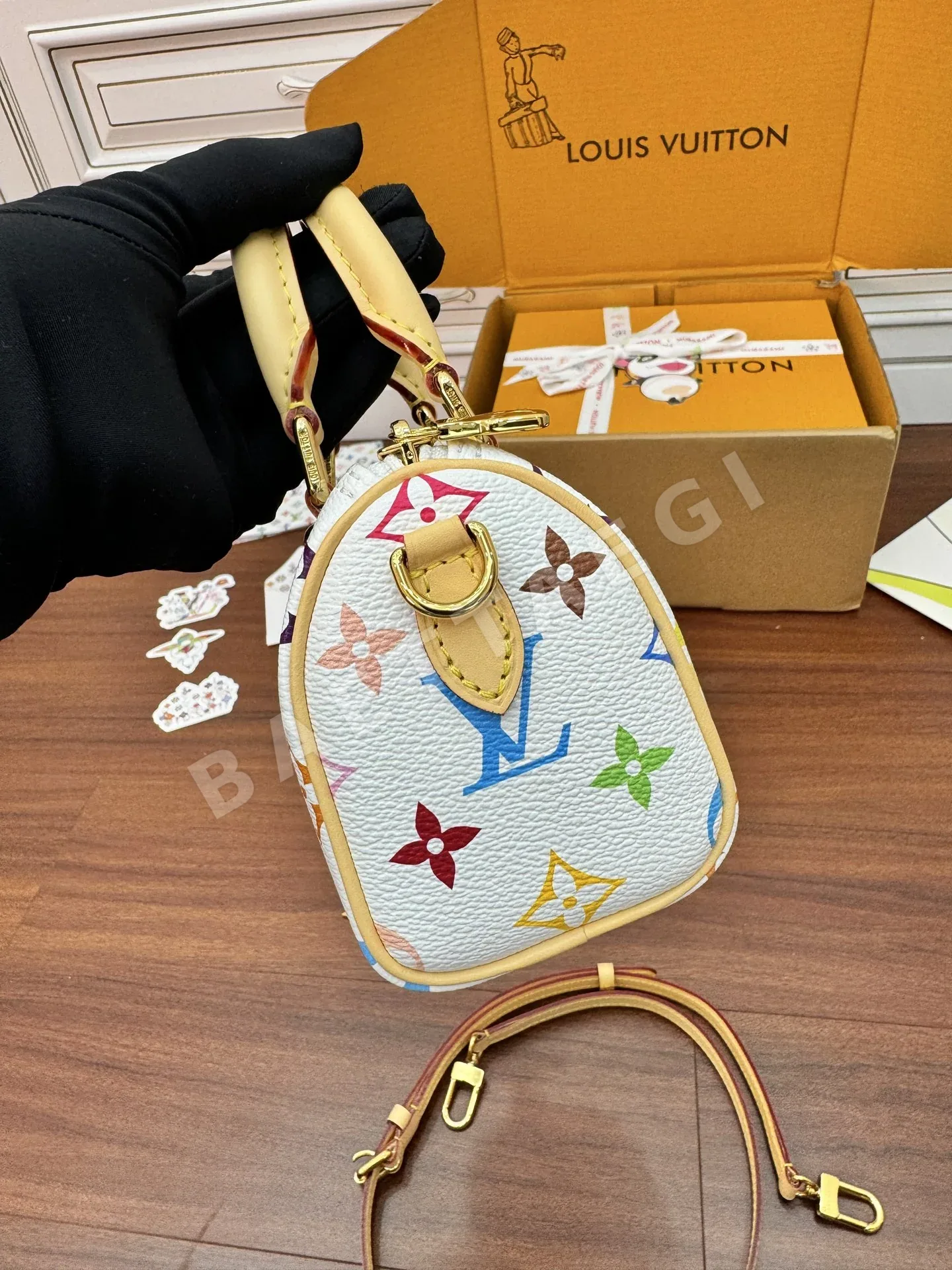 루이비통 M13391 가죽 미니 백 상세 이미지 4