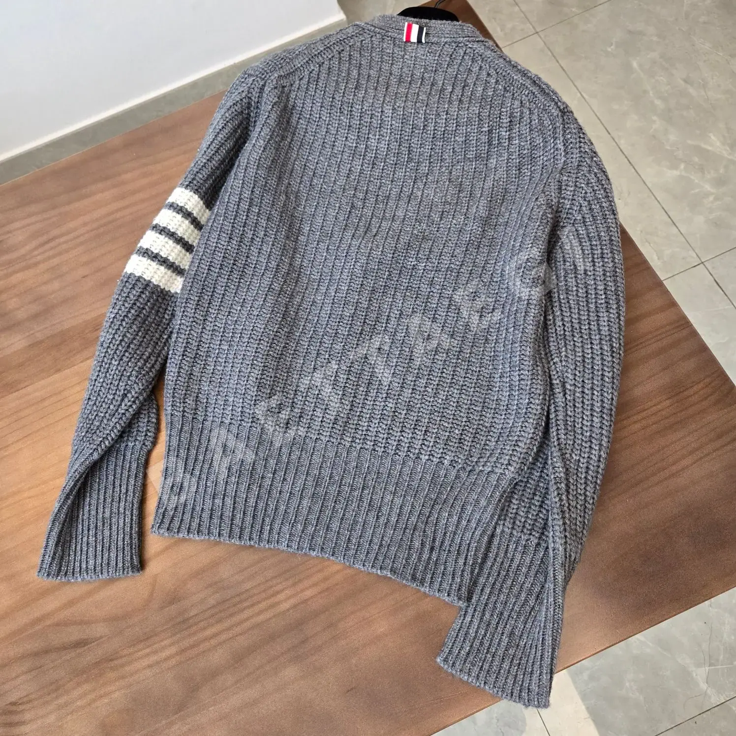 톰브라운 TB 24/FW 네 줄무늬 두꺼운 니트 가디건 5372 Thom Browne 상세 이미지 2