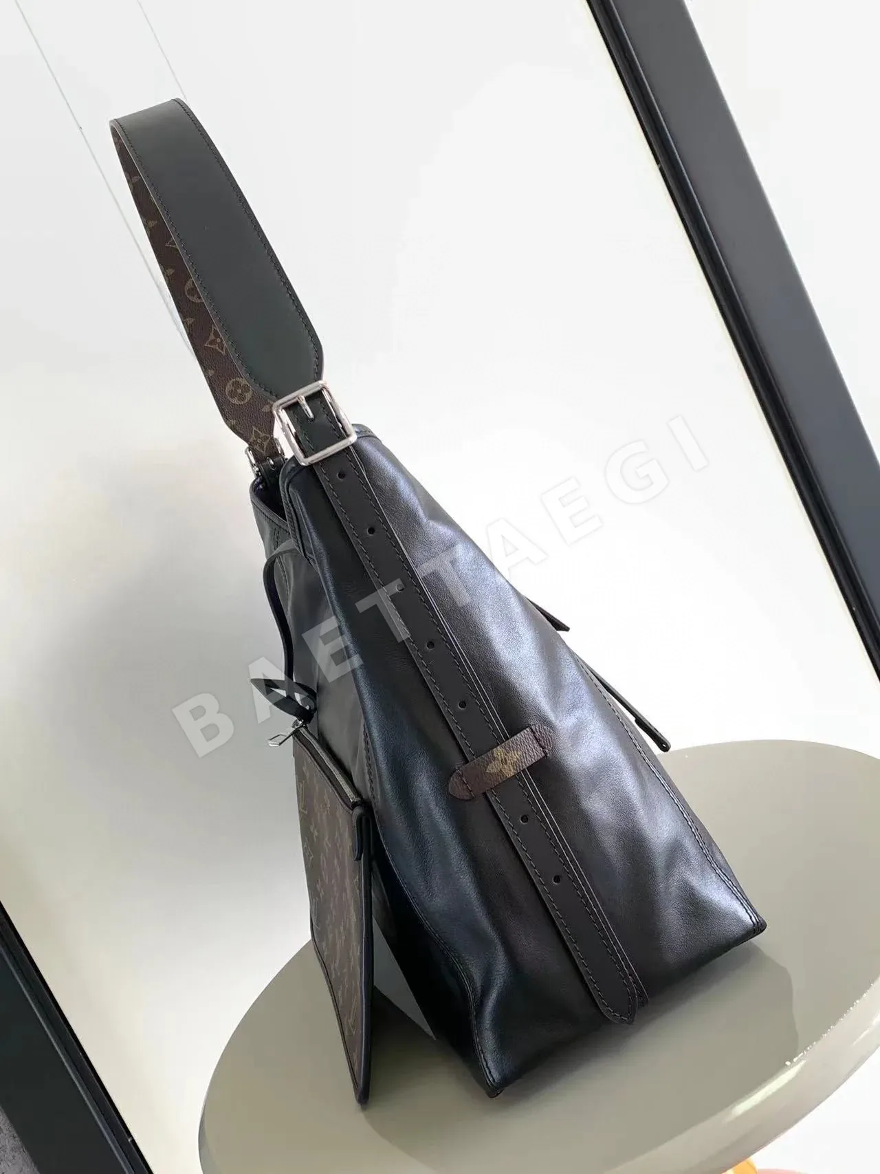 루이비통 캐리올 다크 미디엄 양가죽 핸드백 상세 이미지 2