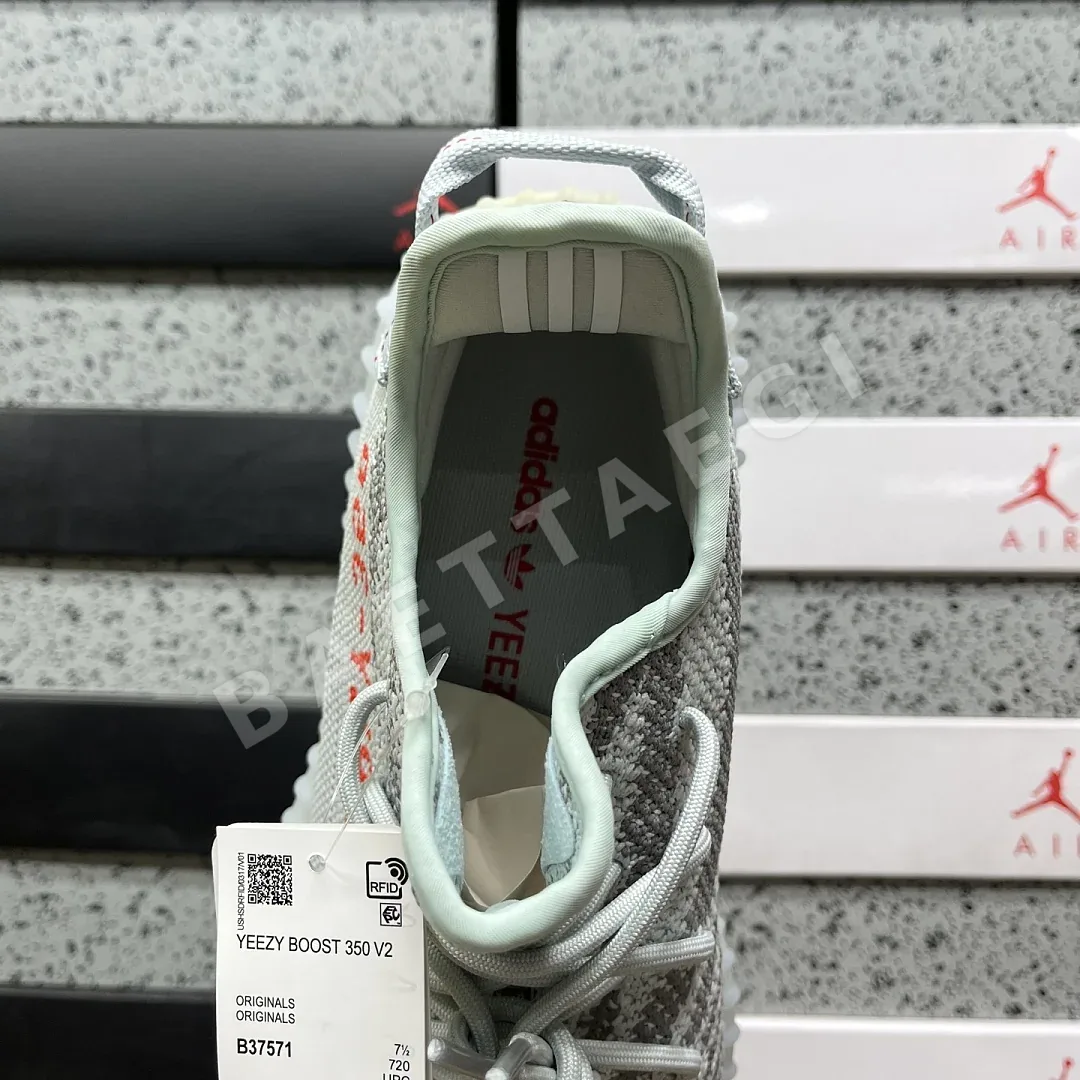 아디다스 [XQ] 이지 부스트 350 V2 B37571 200804 Adidas Yeezy Boost 350 V2 Blue Tint 상세 이미지 2