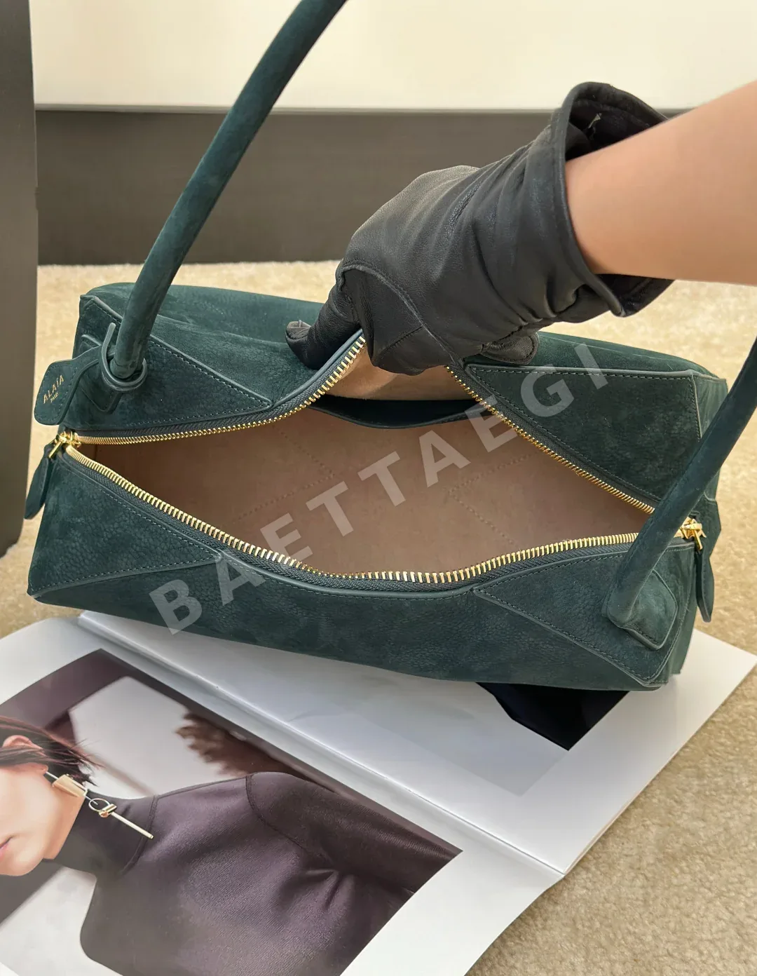 알라이아 더 불독 스웨이드 가방 상세 이미지 9