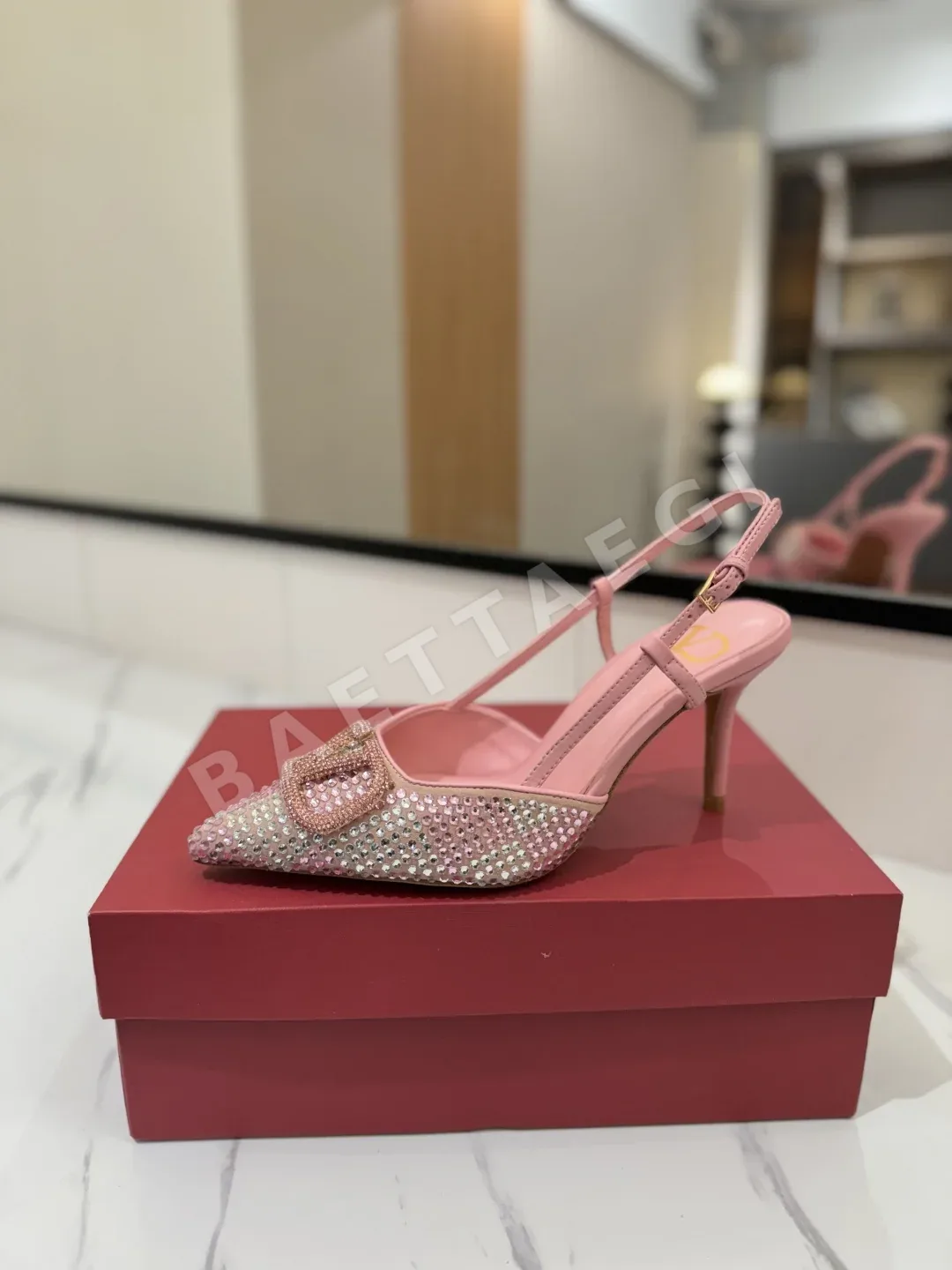 발렌티노 라인스톤 V로고 레이스업 하이힐 샌들 상세 이미지 4