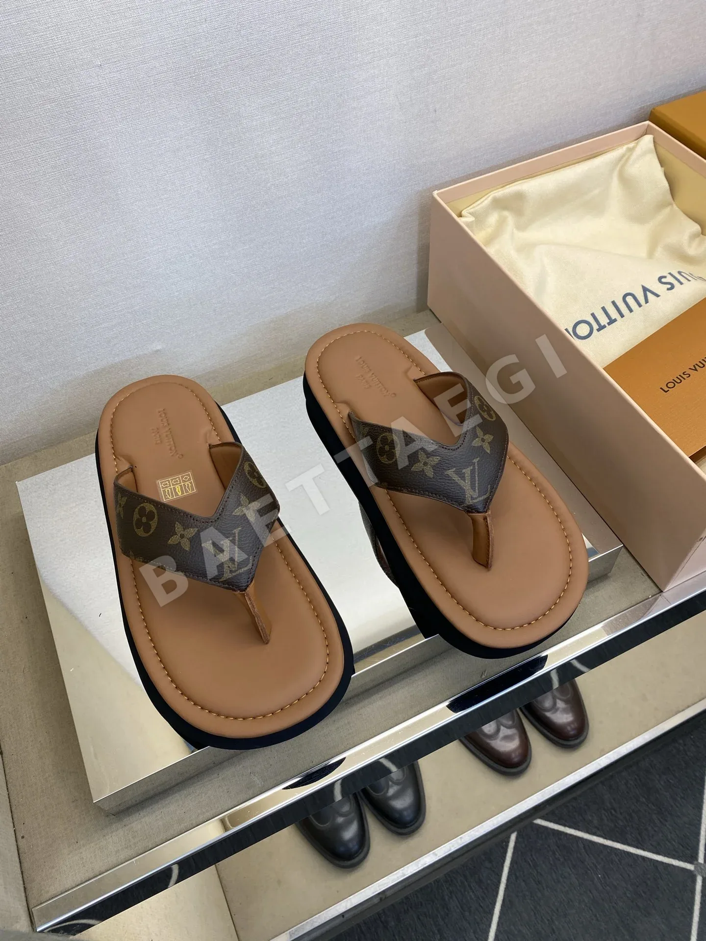 루이비통 송아지가죽 남성 슬리퍼 129596
