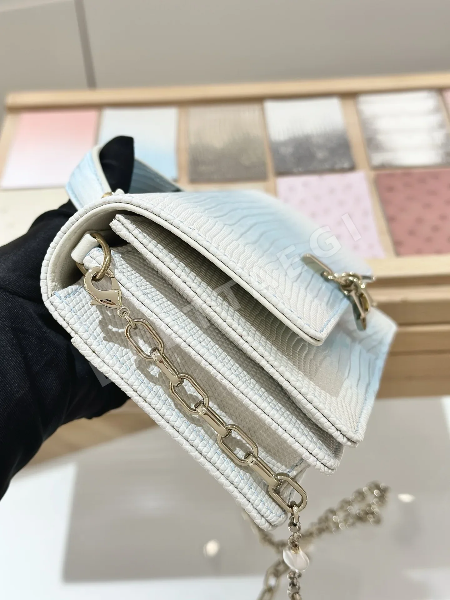 디올 진주 도마뱀 가죽 그라데이션 블루 가방 상세 이미지 9