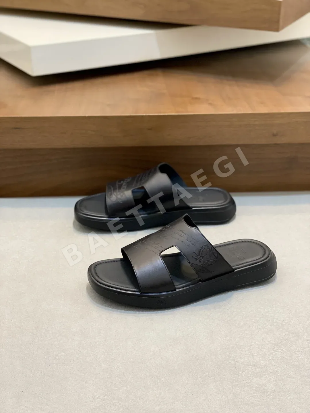 벨루티 손색칠 송아지가죽 슬리퍼 상세 이미지 3
