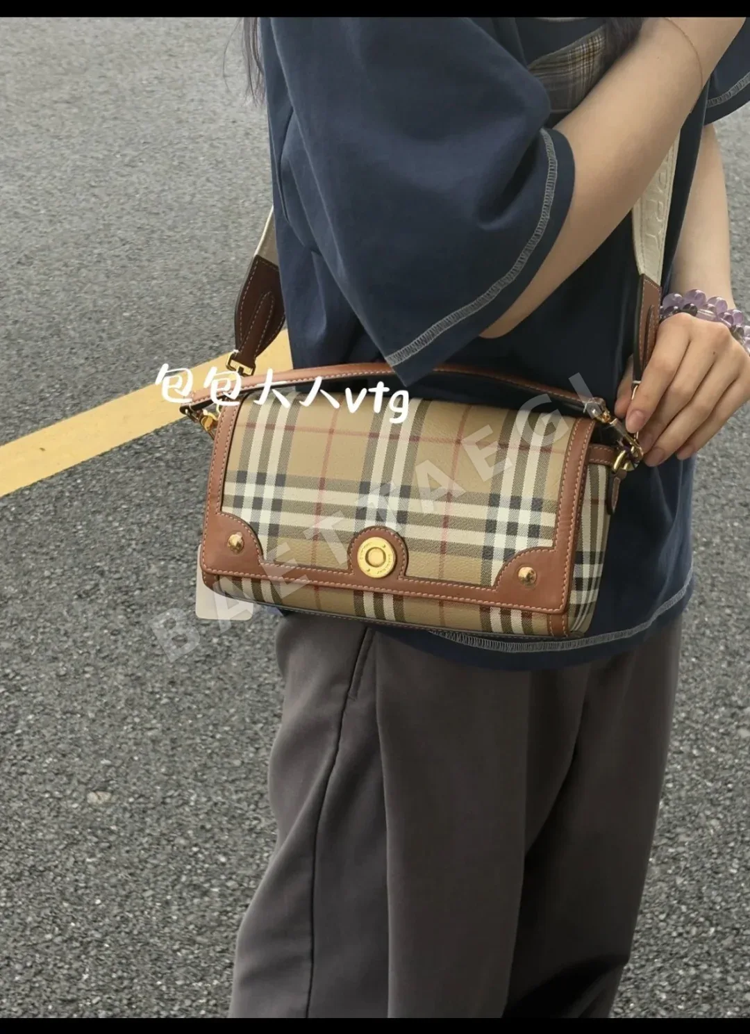 버버리 클래식 체크 가방 상세 이미지 2