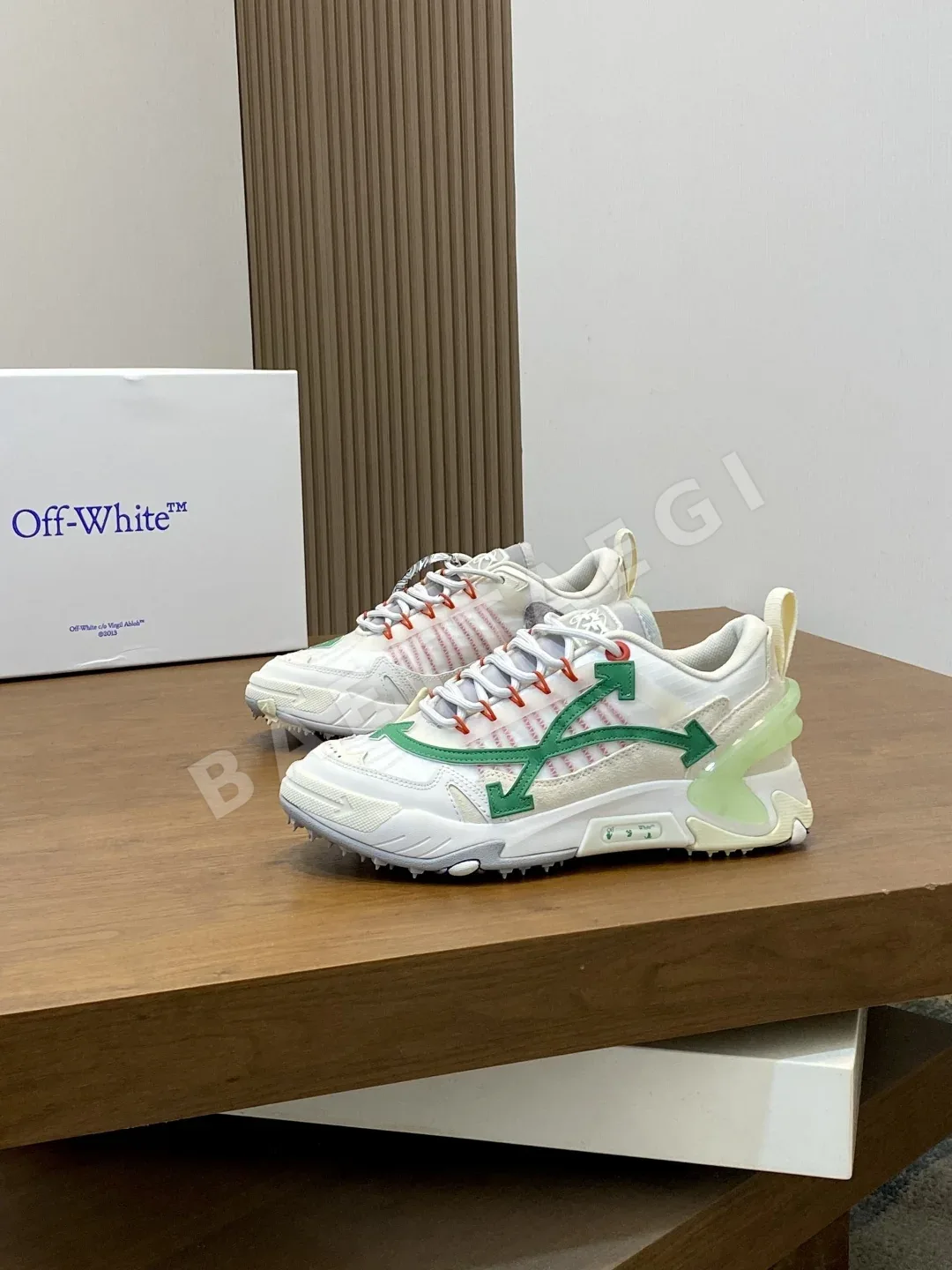 오프화이트 하이킹 및 캐주얼 신발 상세 이미지 3