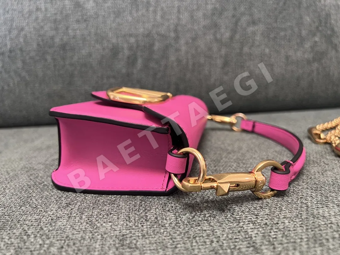 발렌티노 가라바니 미니 로코 V로고 카프스킨 핸드백 상세 이미지 4