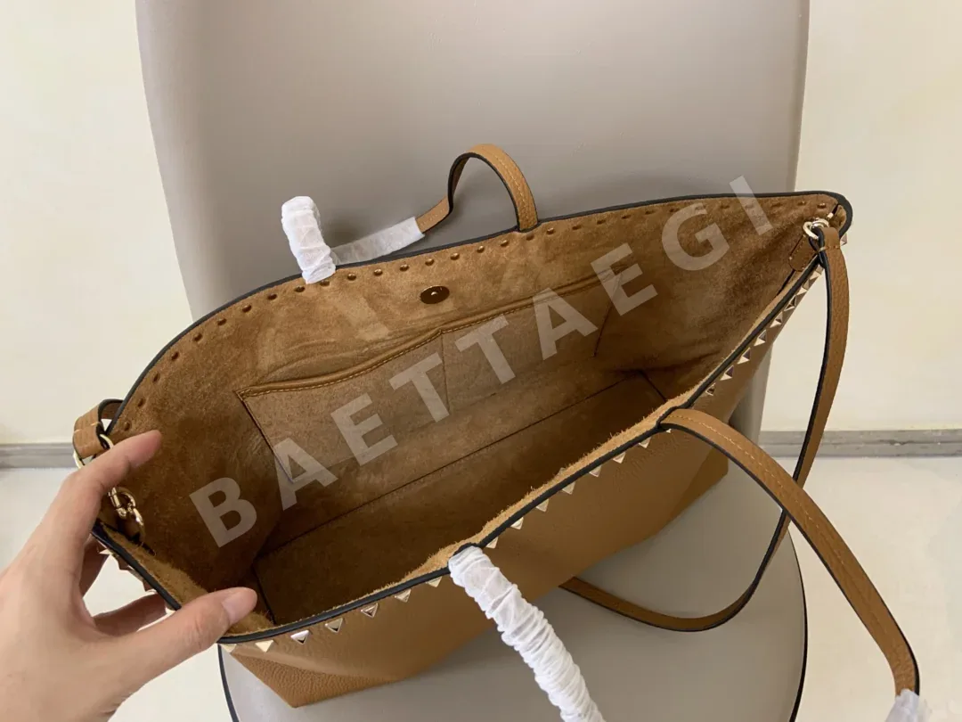 발렌티노 가라바니 락스터드 카프스킨 토트백 상세 이미지 7
