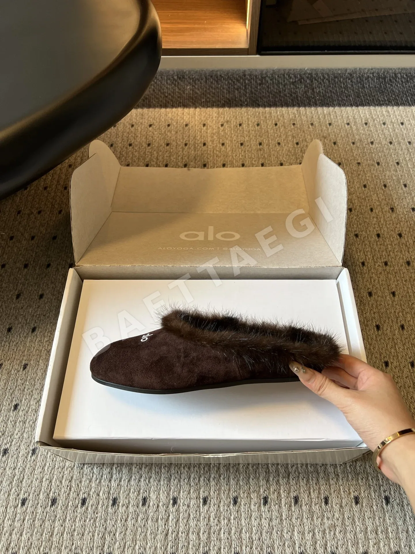 알로 요가(Alo Yoga) 퍼 슬리퍼/뮬 상세 이미지 5