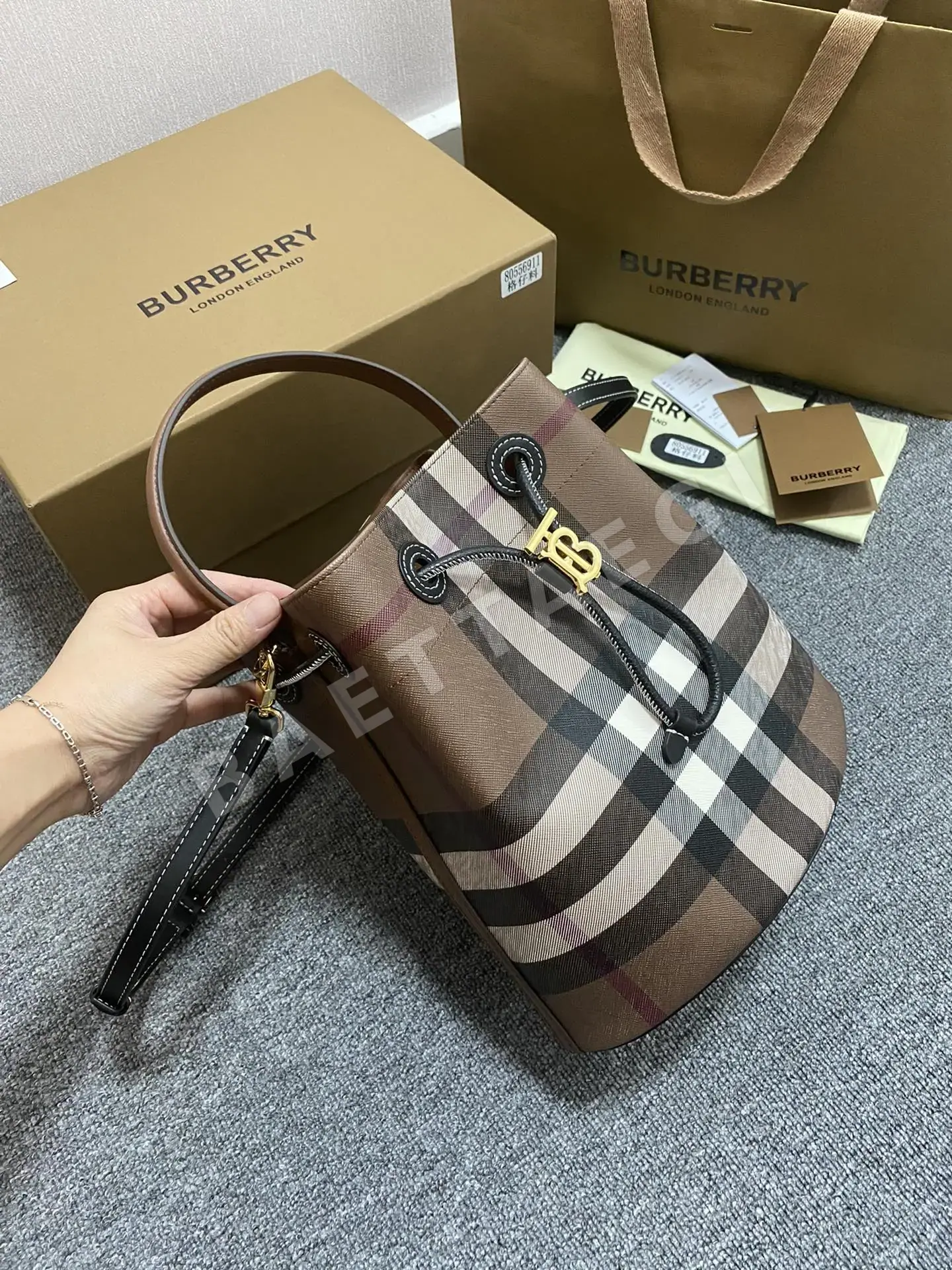 버버리 버치우드 브라운 버킷백 상세 이미지 2