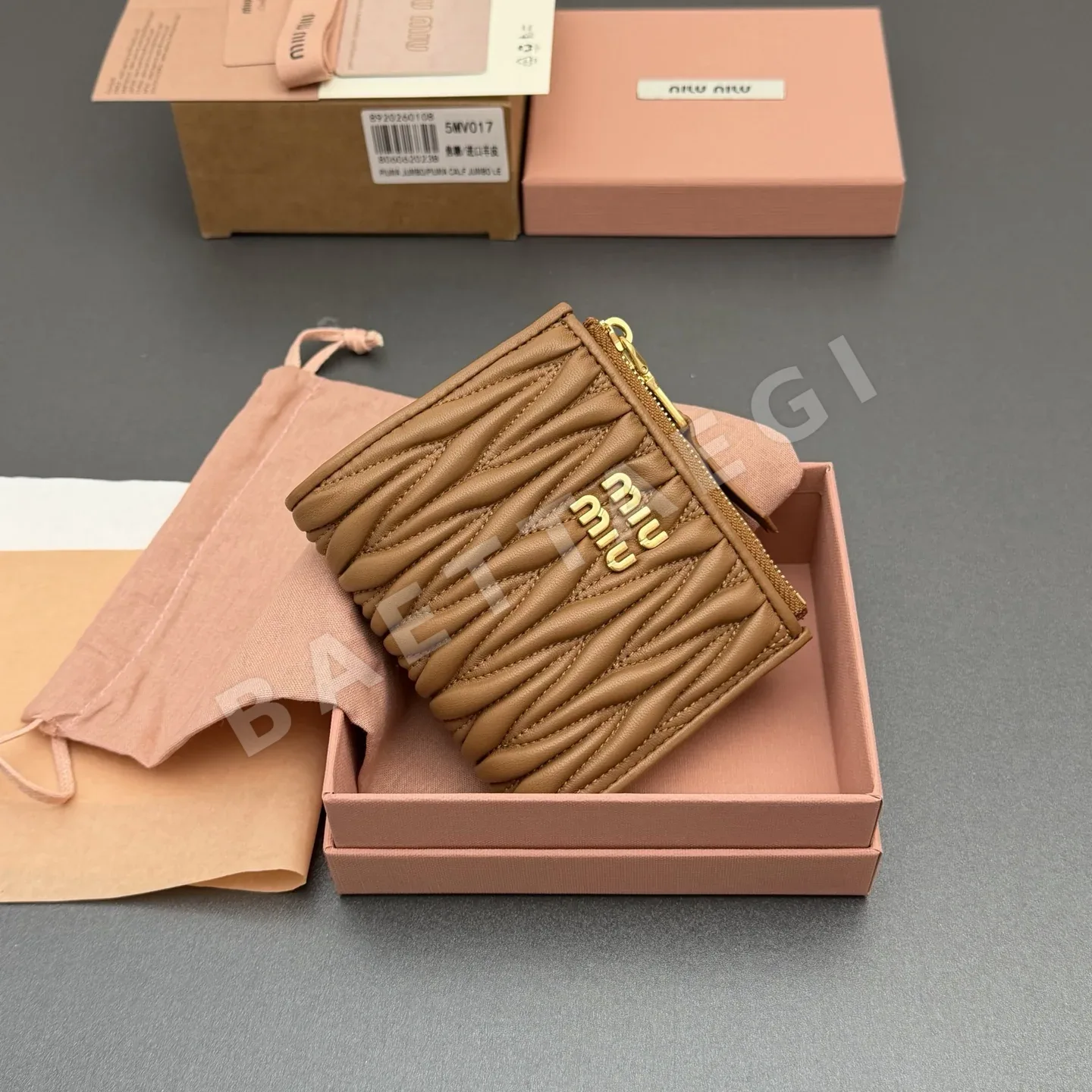 미우미우 매트라세 램스킨 3D 효과 반지갑 상세 이미지 3