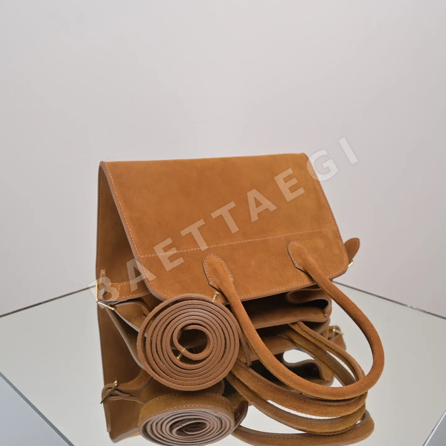 더로우 스웨이드 금장 장식 가방 상세 이미지 4