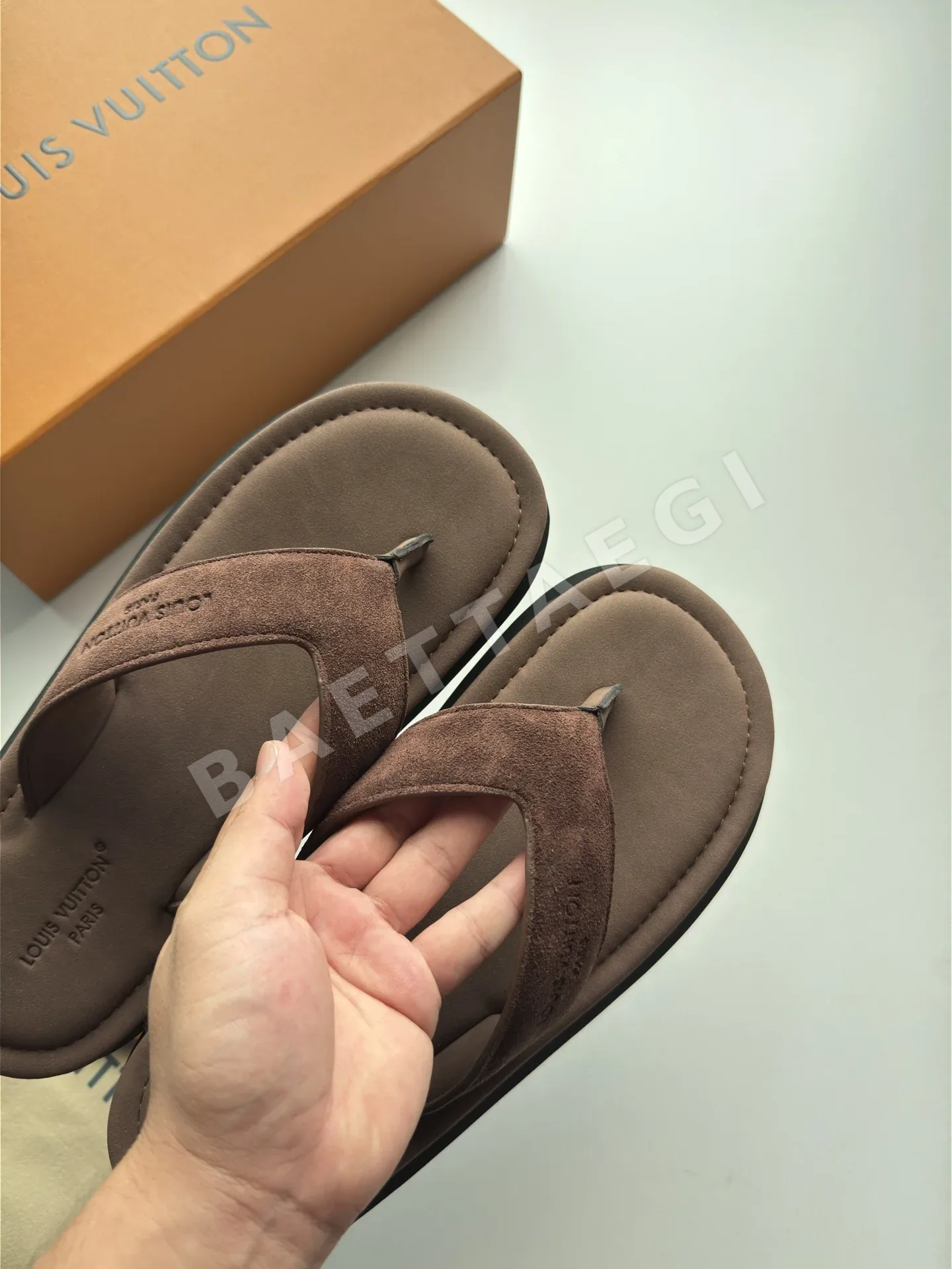 루이비통 스웨이드 가죽 스트랩 비치 샌들 상세 이미지 5