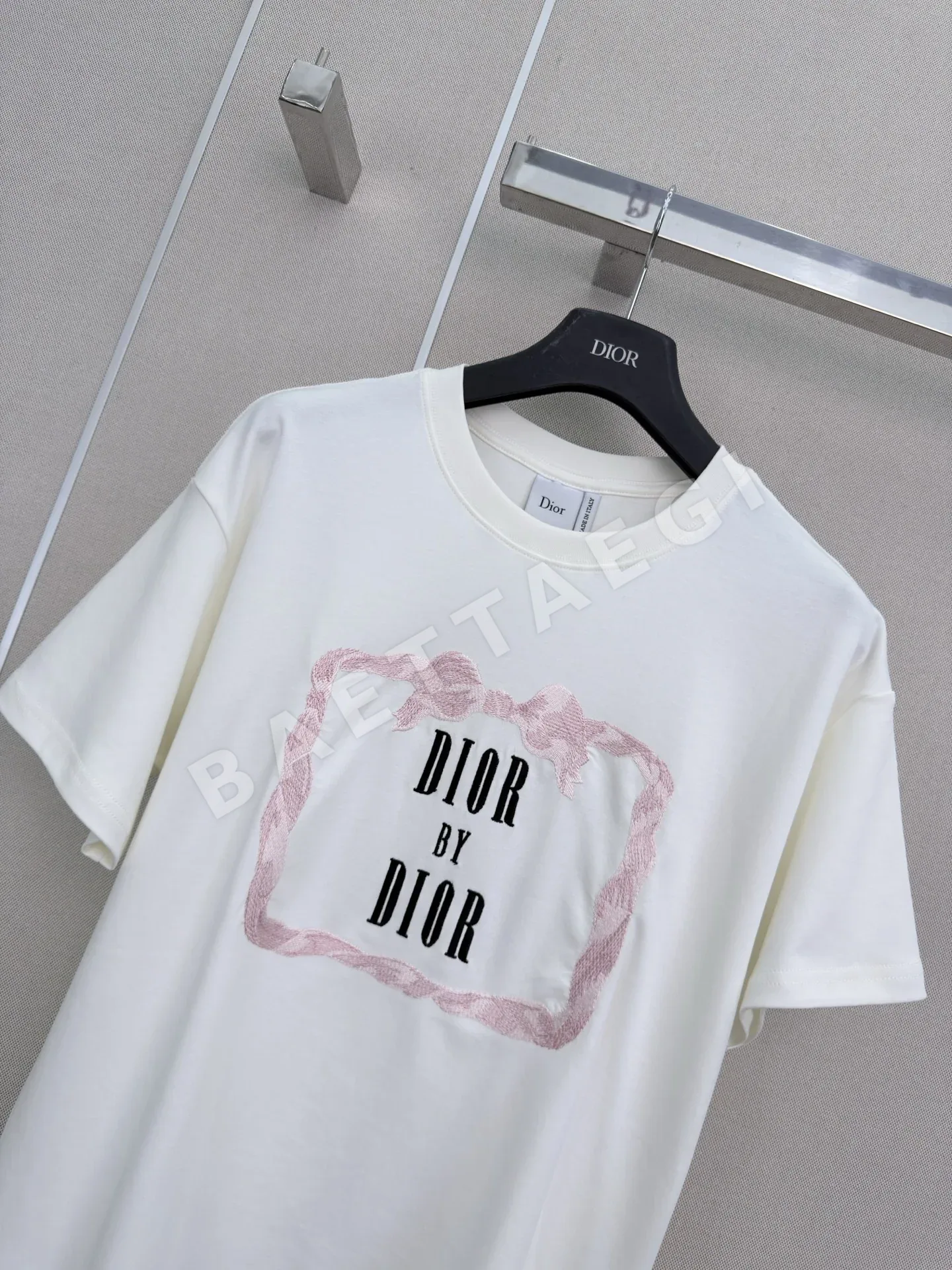 디올 레터 자수 크루넥 반팔 티셔츠 상세 이미지 2